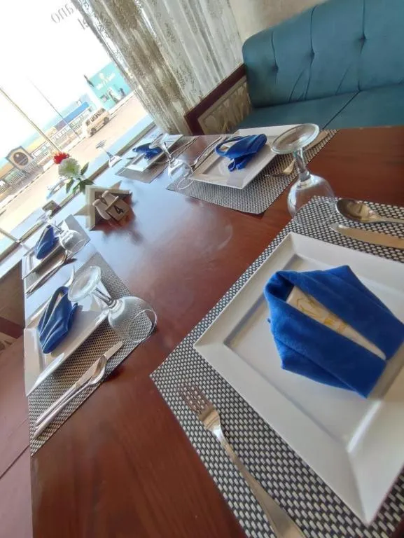 Restaurant/places to eat in 26th of July Apartments