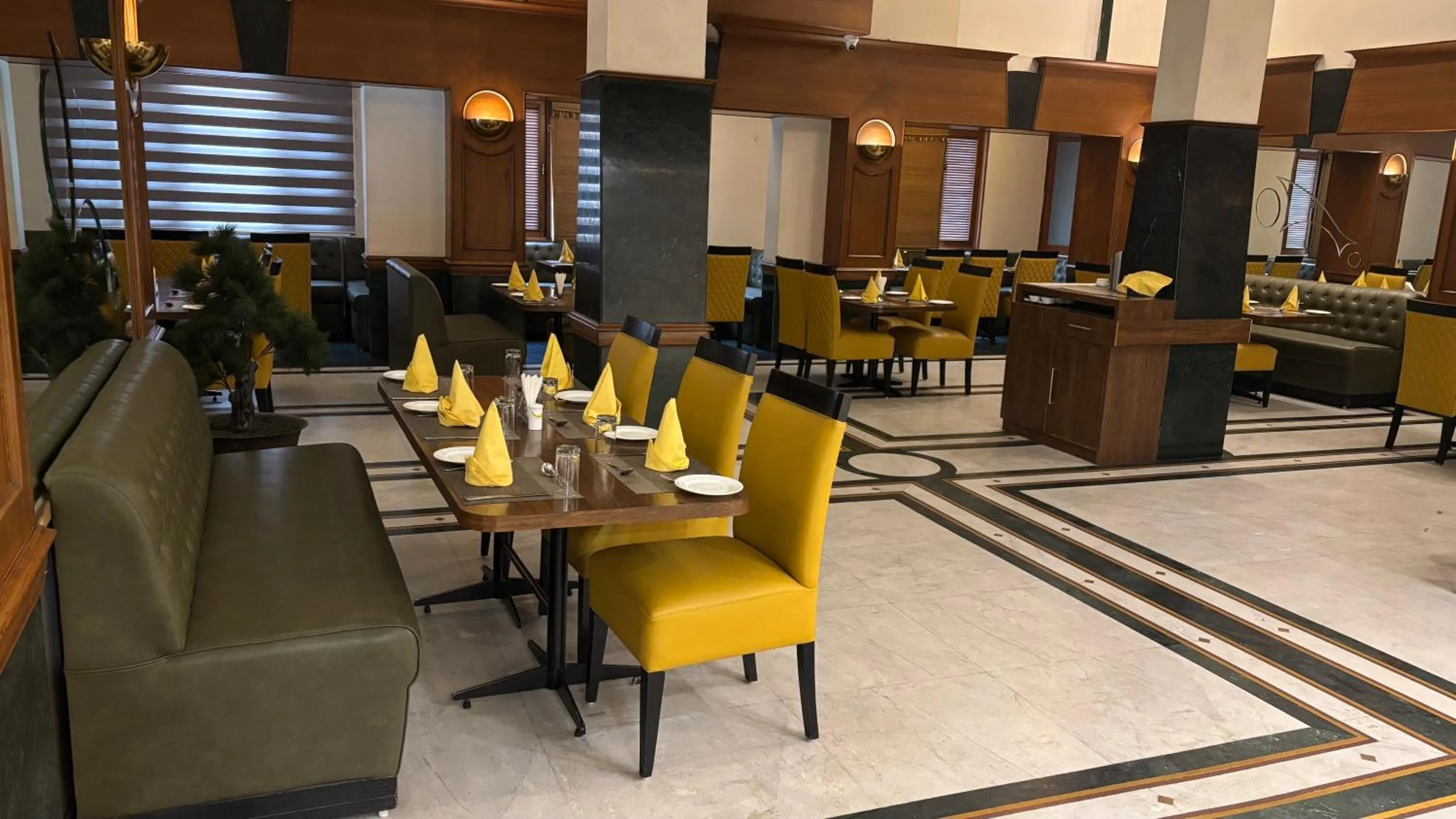 Restaurant/places to eat in RESIDENCY HOTEl