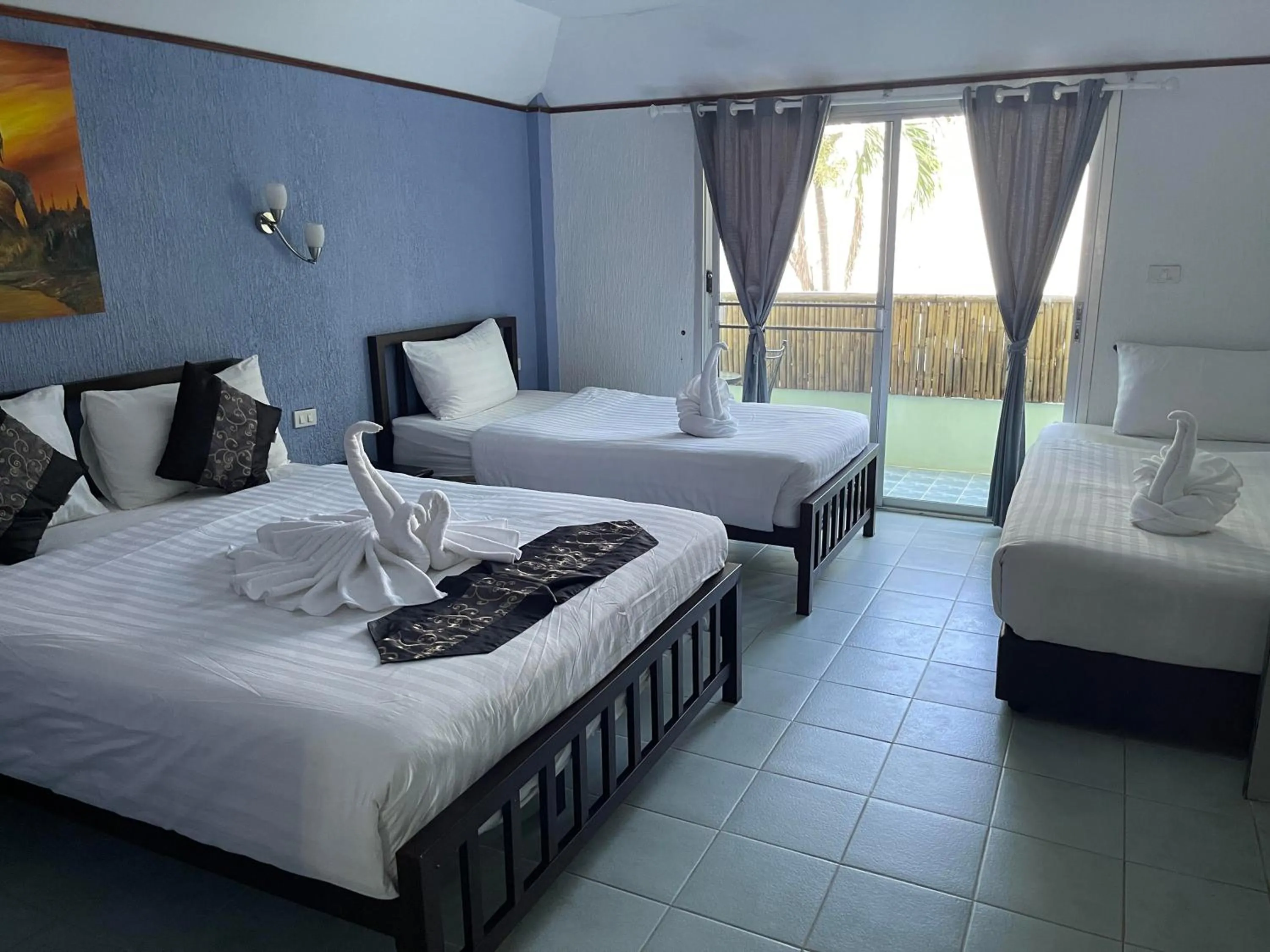 Balcony/Terrace, Bed in Samui Green Hotel