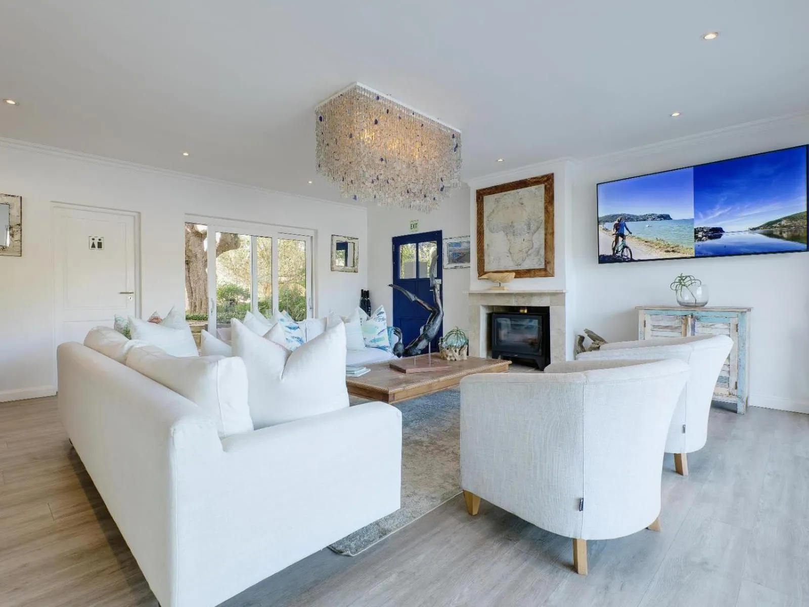 Communal lounge/ TV room in Amanzi Island Boutique Hotel