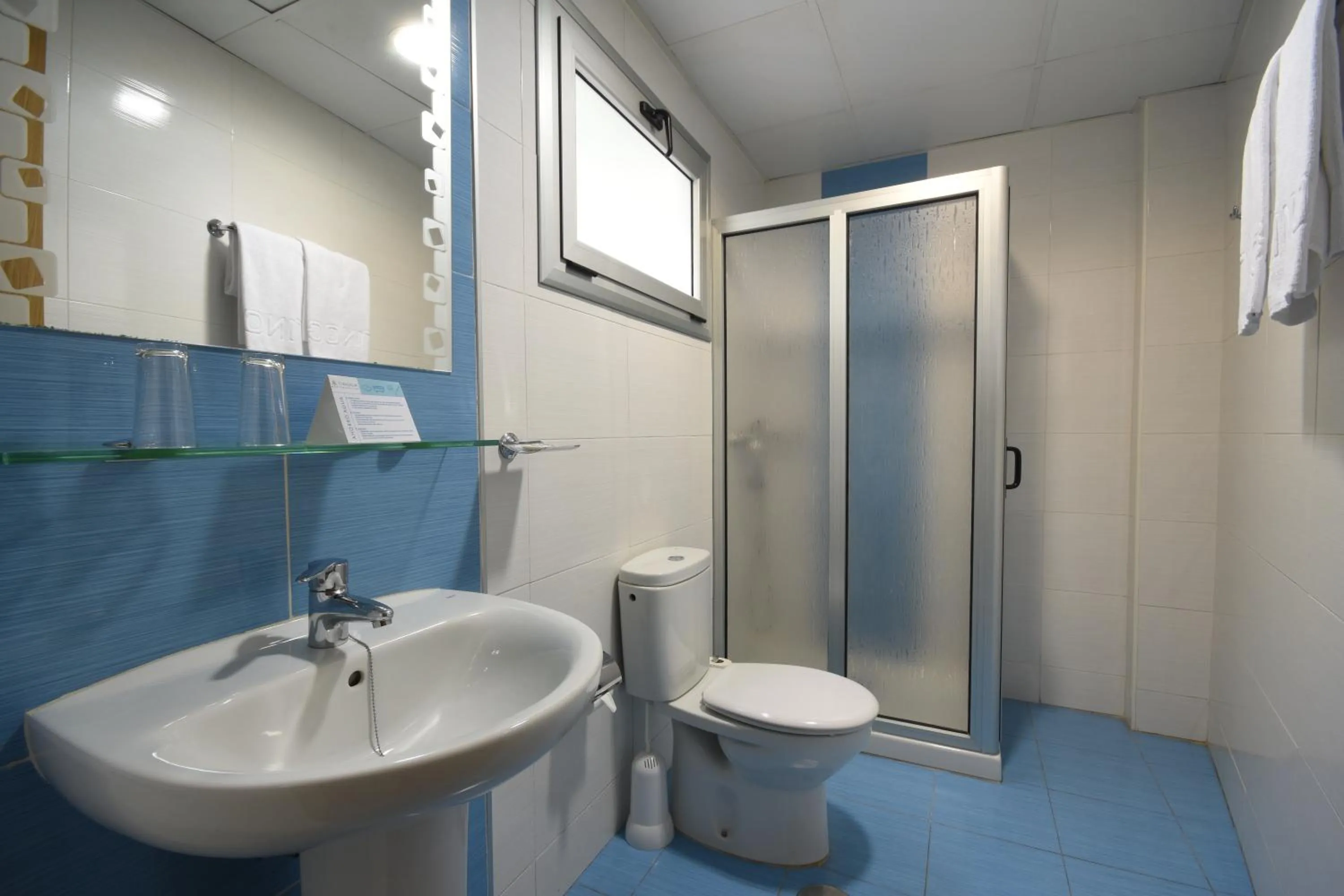 Shower in Apartamentos Tinoca