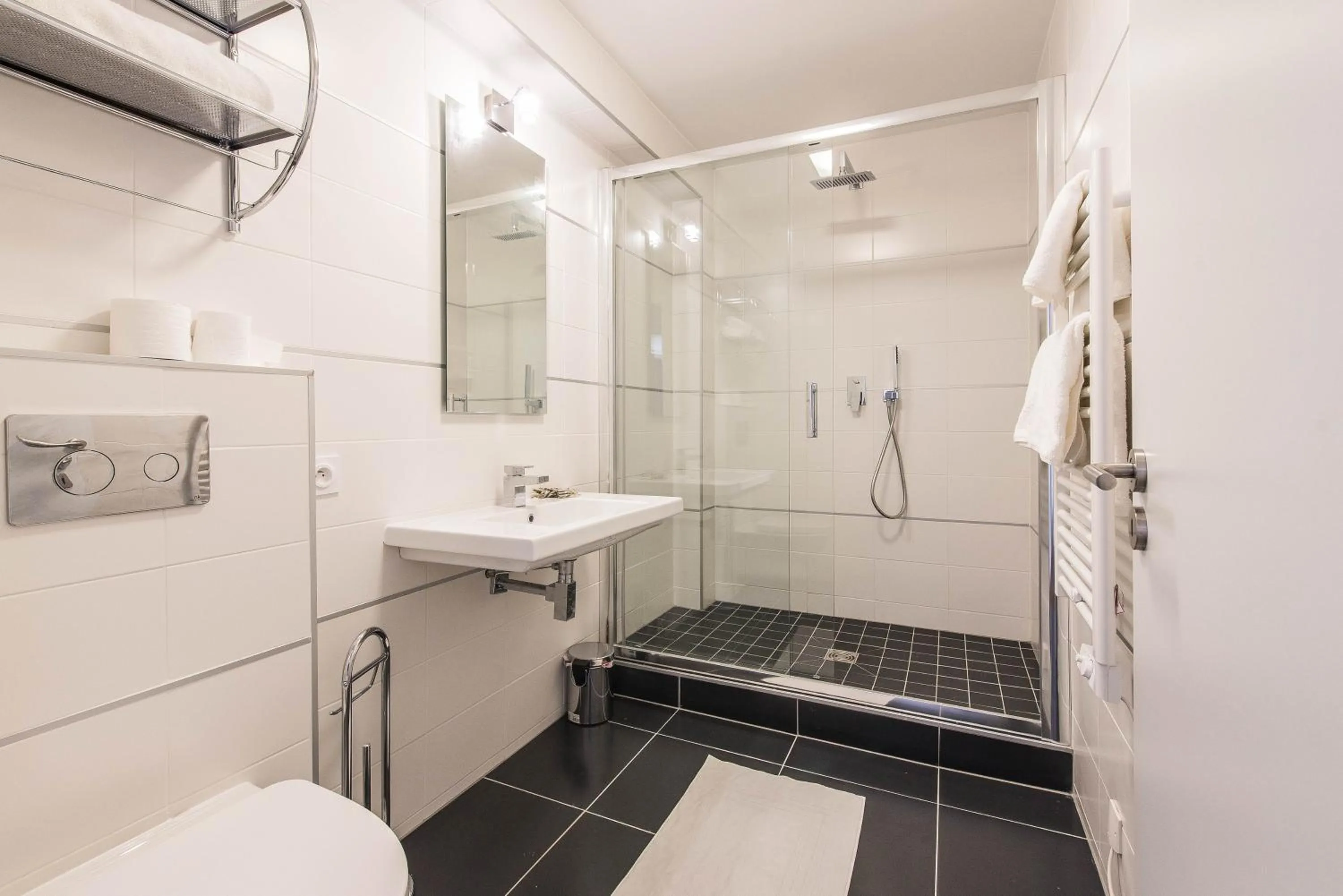 Shower in Les Appartements Paris Clichy