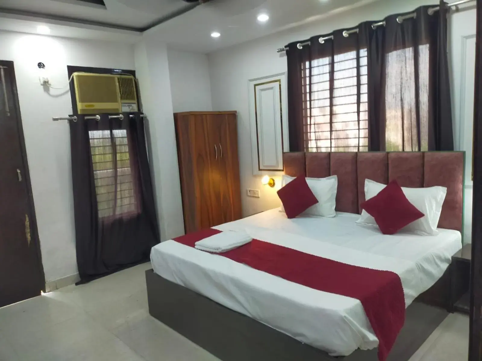 Deluxe Double Room with Balcony - single occupancy in Hotel Celebration home Deluxe Double Room with Balcony - single occupancy in Hotel Celebration home