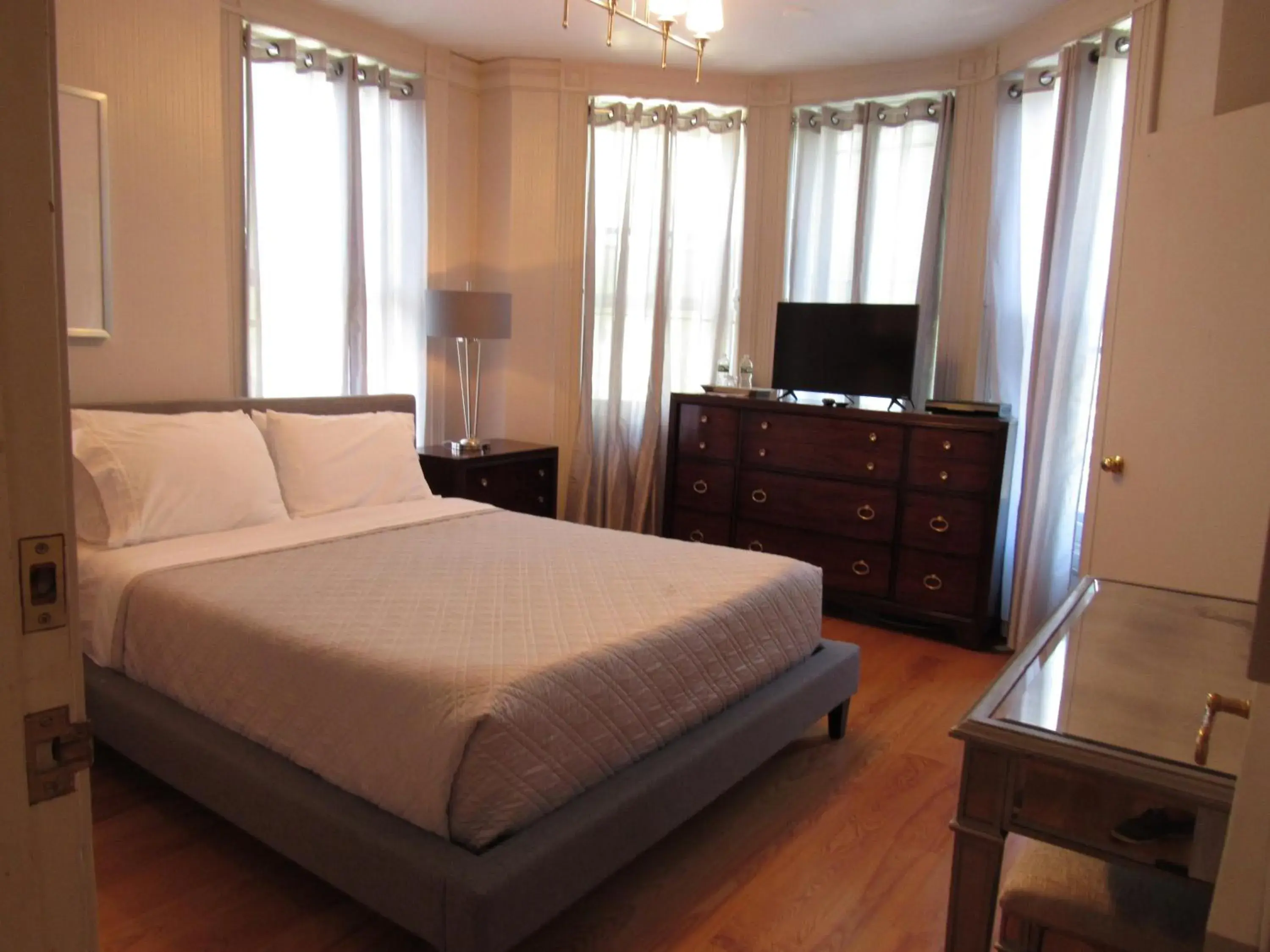 Standard Queen Room in Washington Park Inn Standard Queen Room in Washington Park Inn