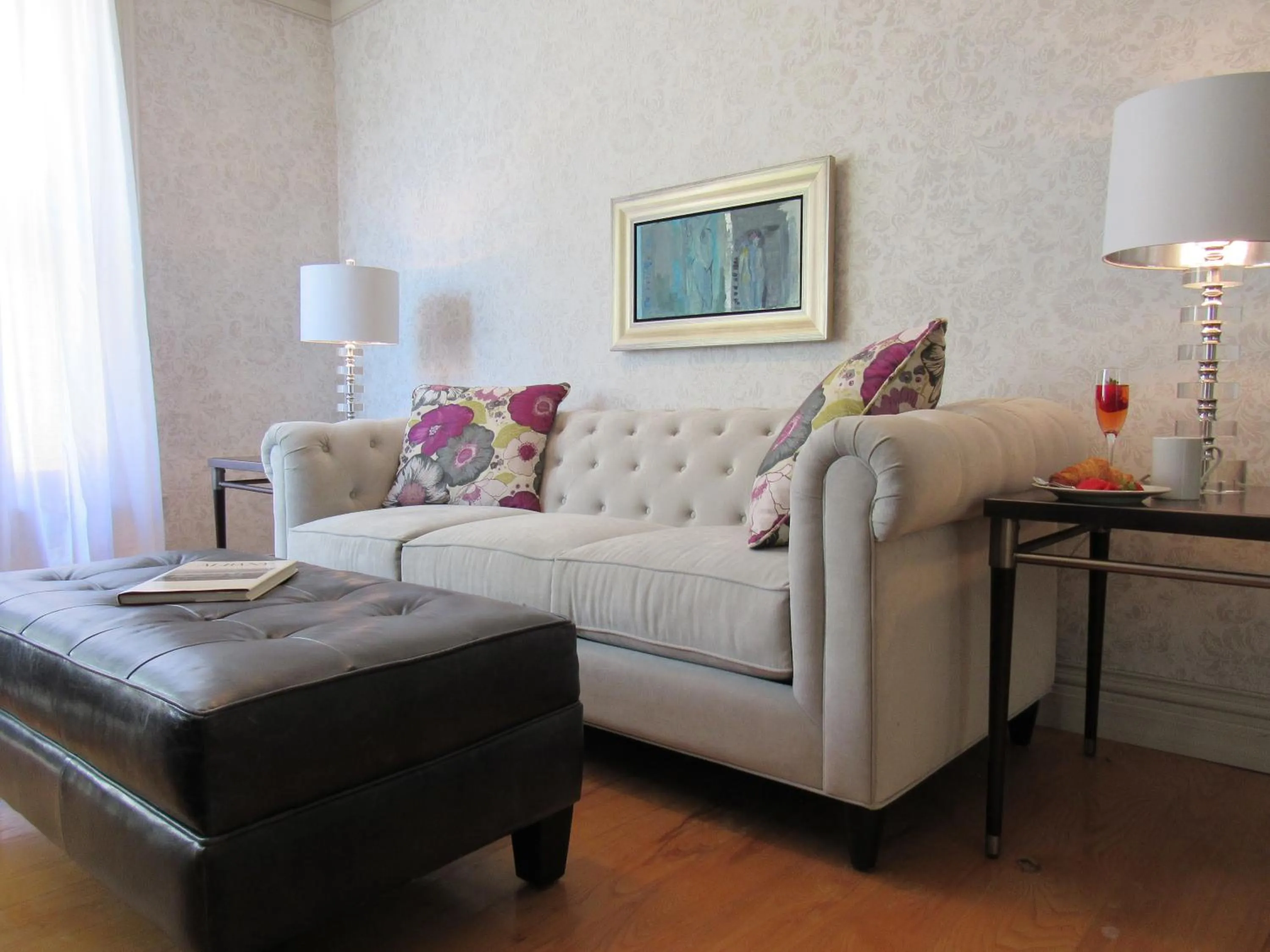 Communal lounge/ TV room in Washington Park Inn