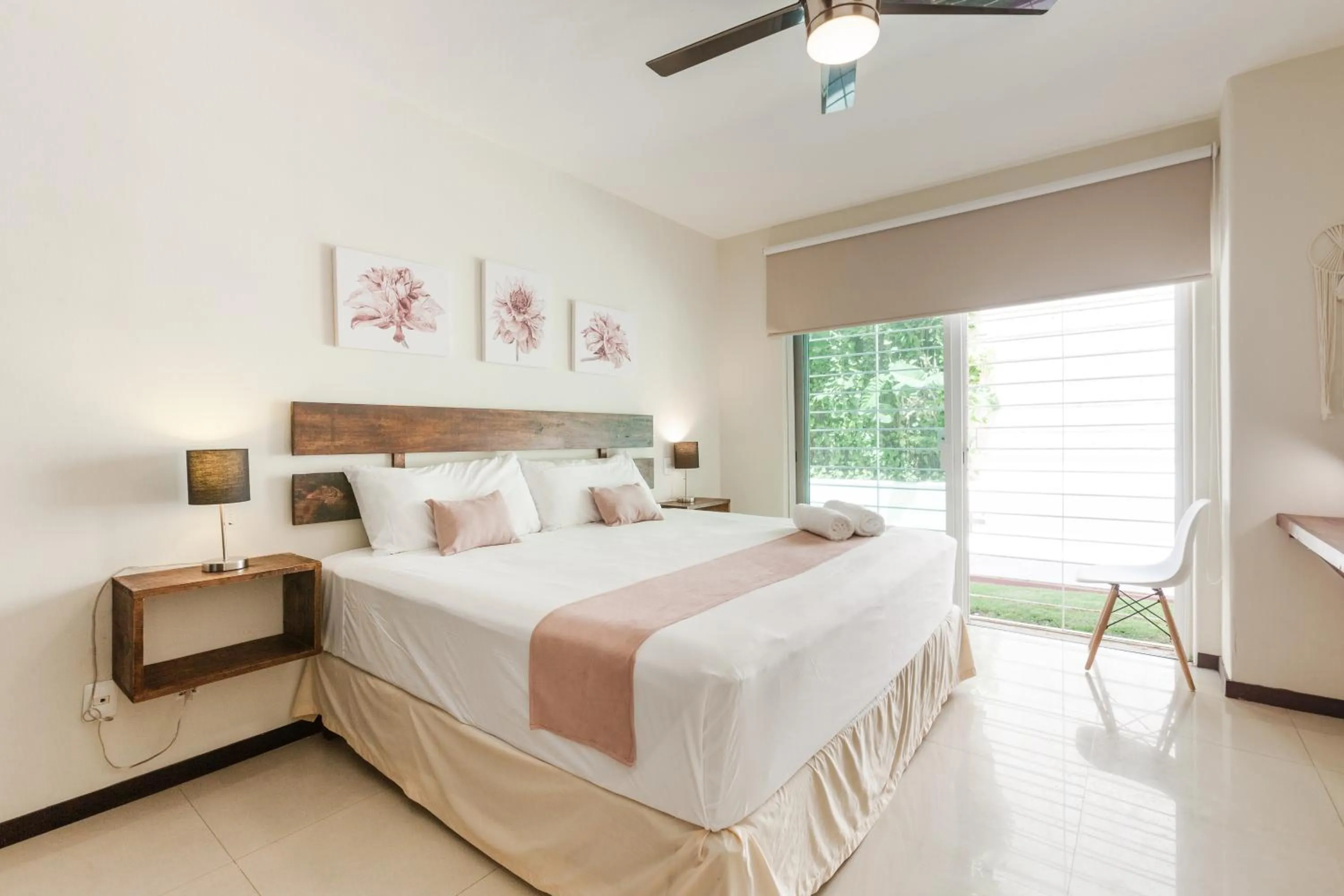 Photo of the whole room, Bed in Via Tendenza Condos