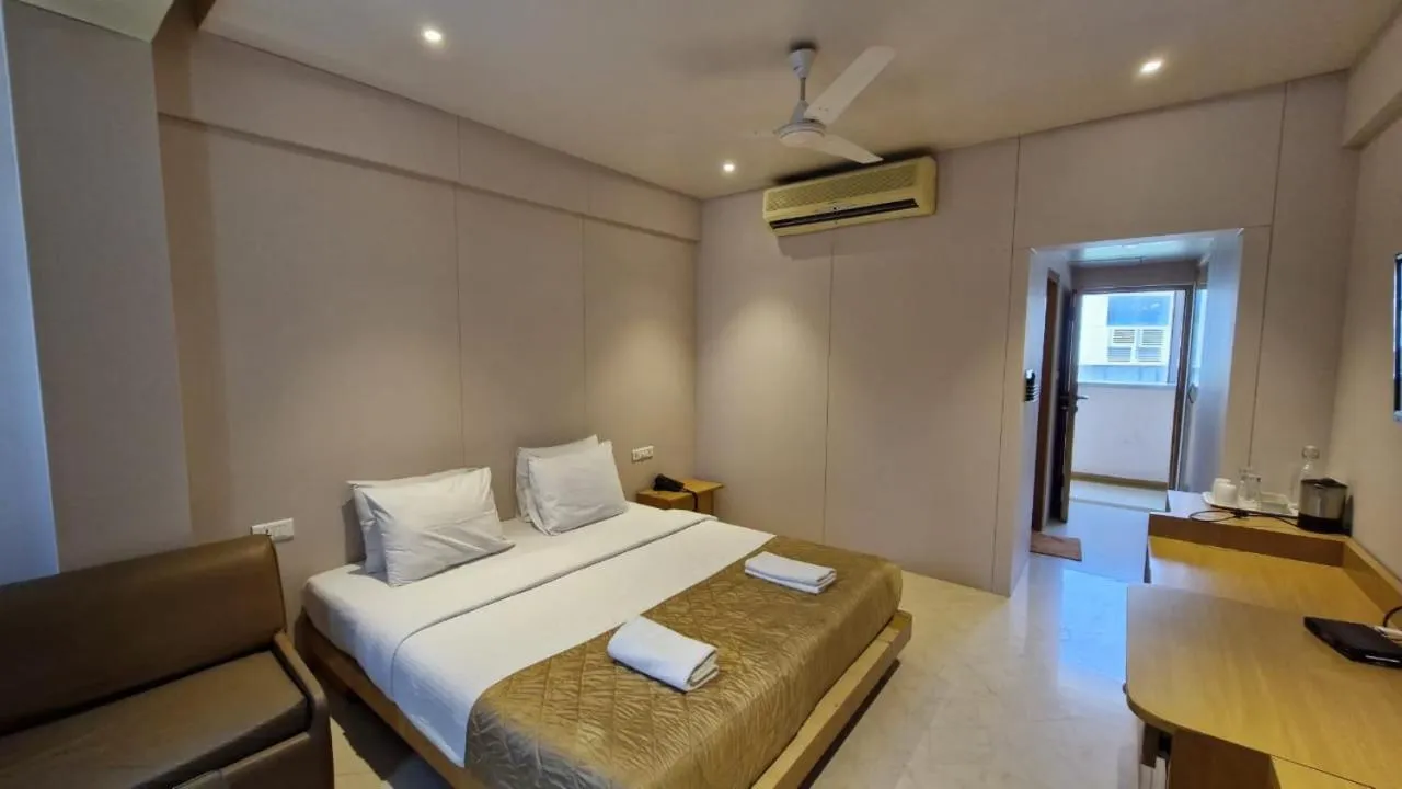 Bed in Summer Plaza Resort Mahabaleshwar