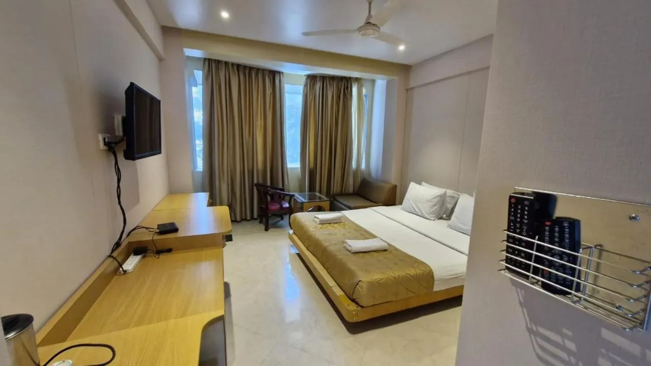 Bed in Summer Plaza Resort Mahabaleshwar