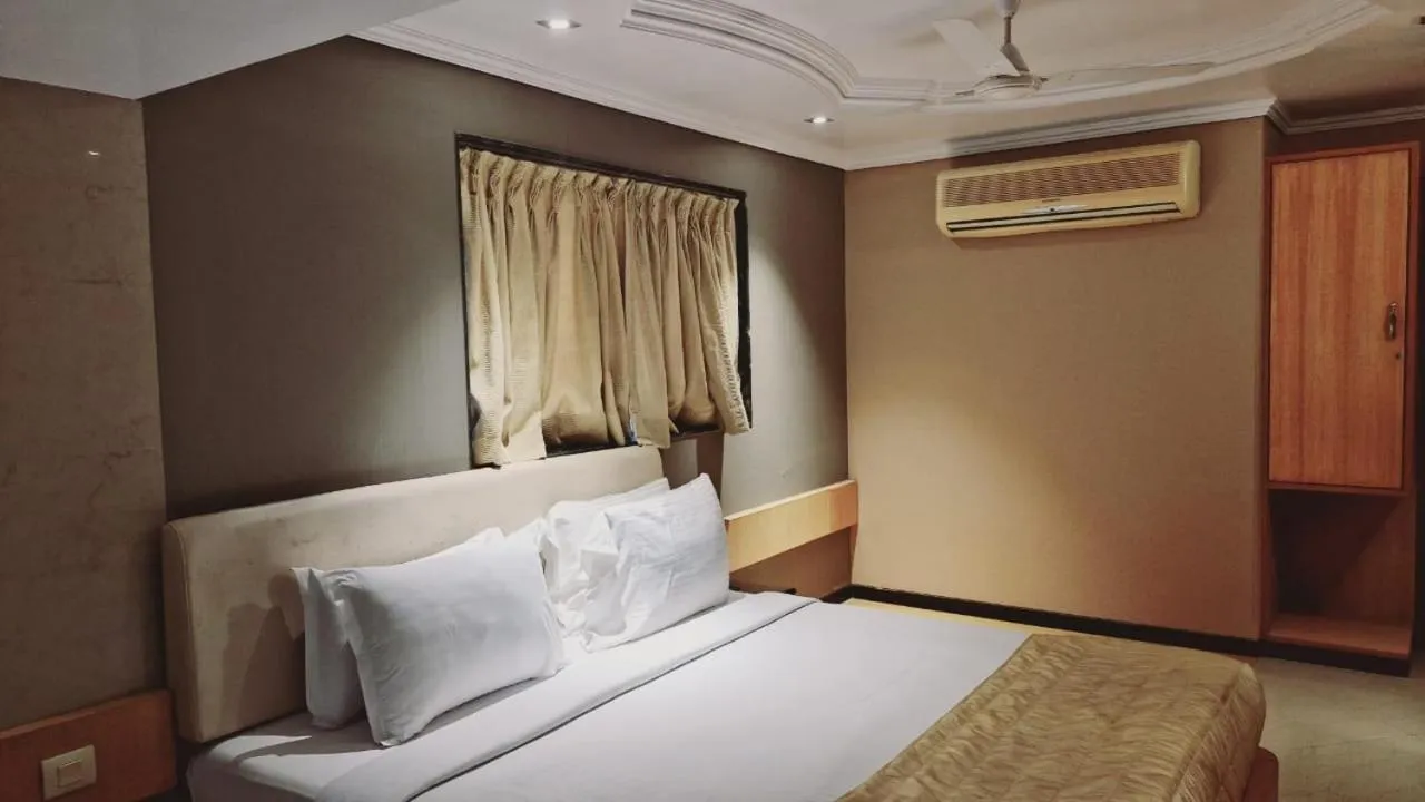 Bed in Summer Plaza Resort Mahabaleshwar