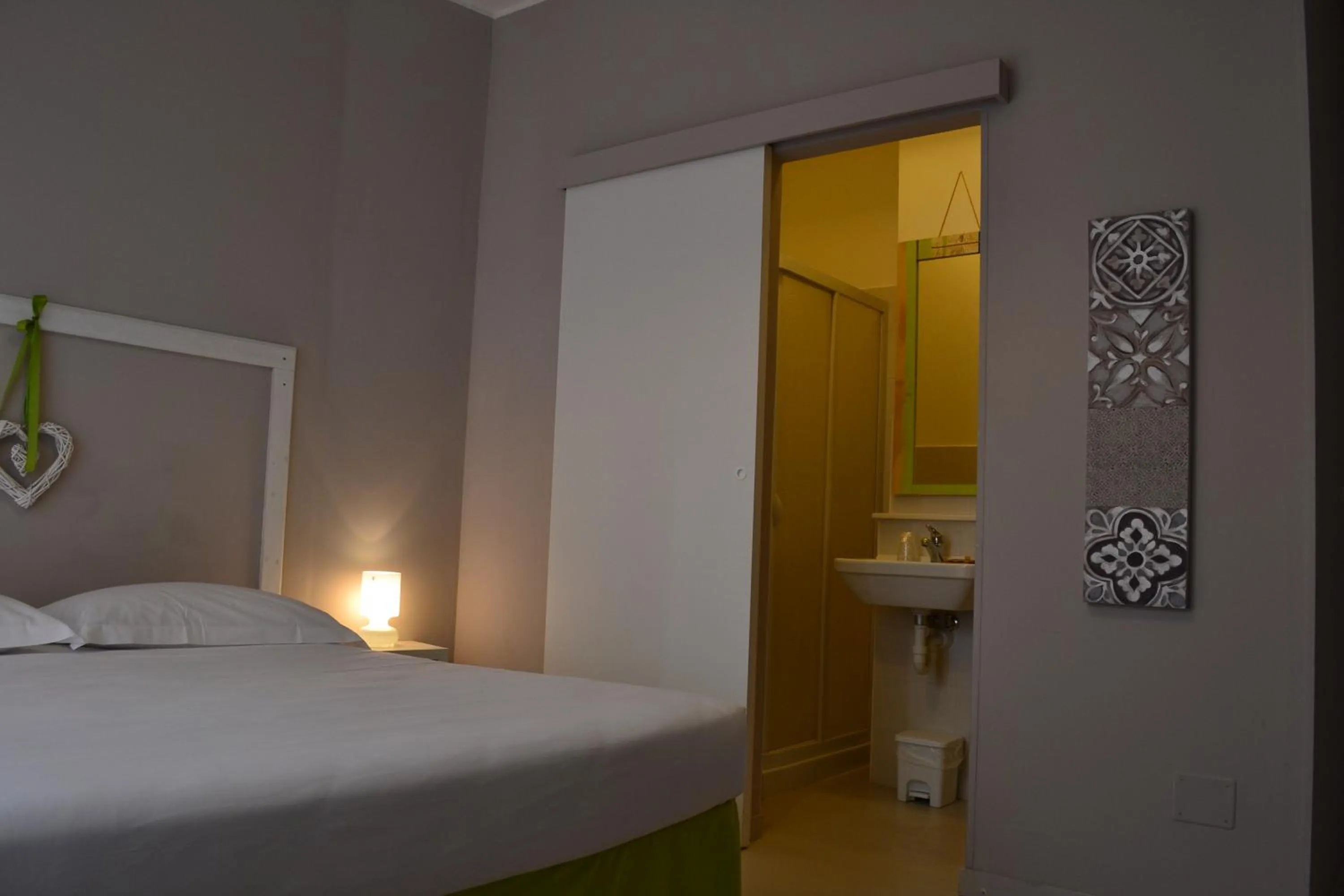 Shower, Bed in Myricae