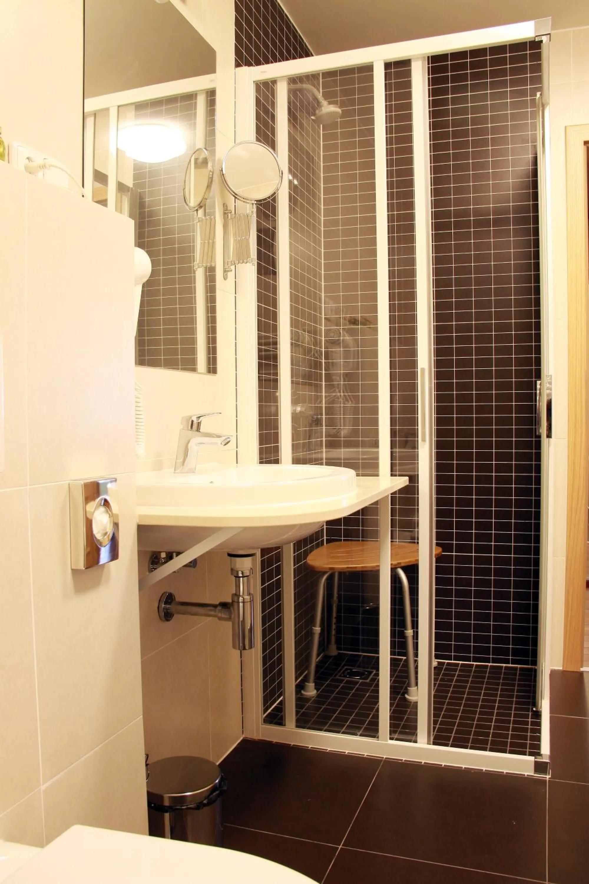 Shower in Hotel Vera