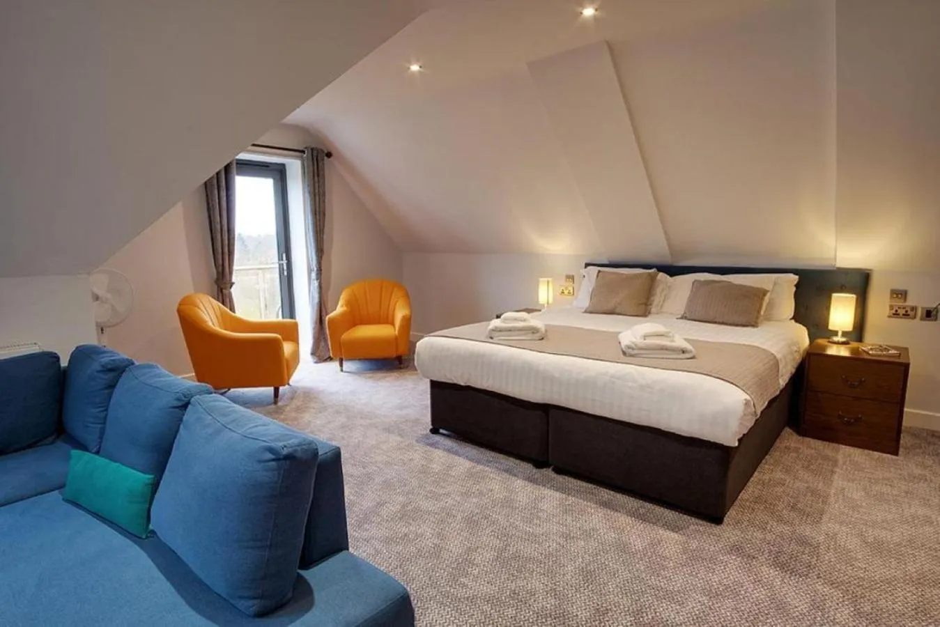 Communal lounge/ TV room, Bed in Cotswolds Hotel & Spa