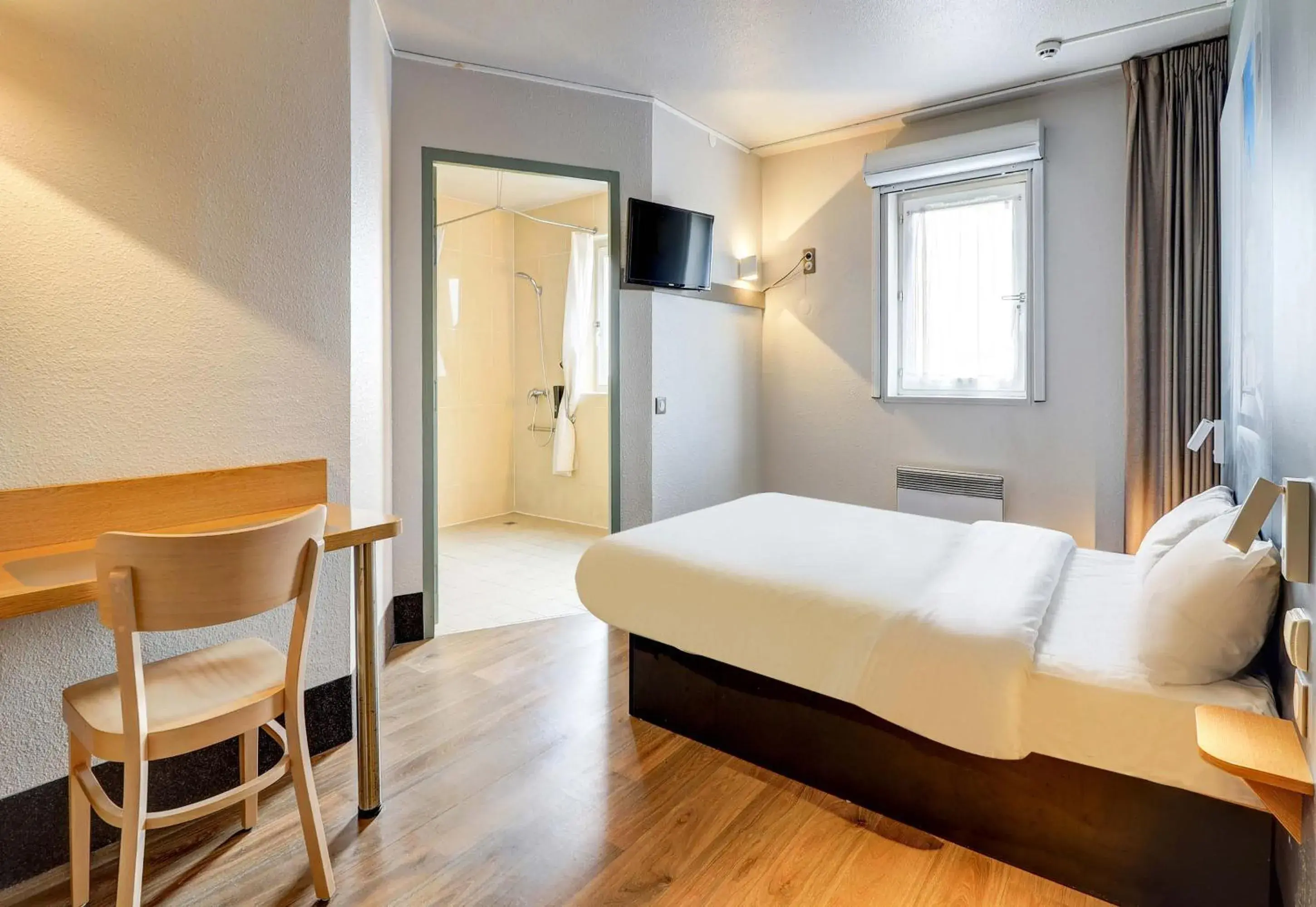 Double Room - Disability Access in B&B HOTEL Dijon Les Portes du Sud Double Room - Disability Access in B&B HOTEL Dijon Les Portes du Sud