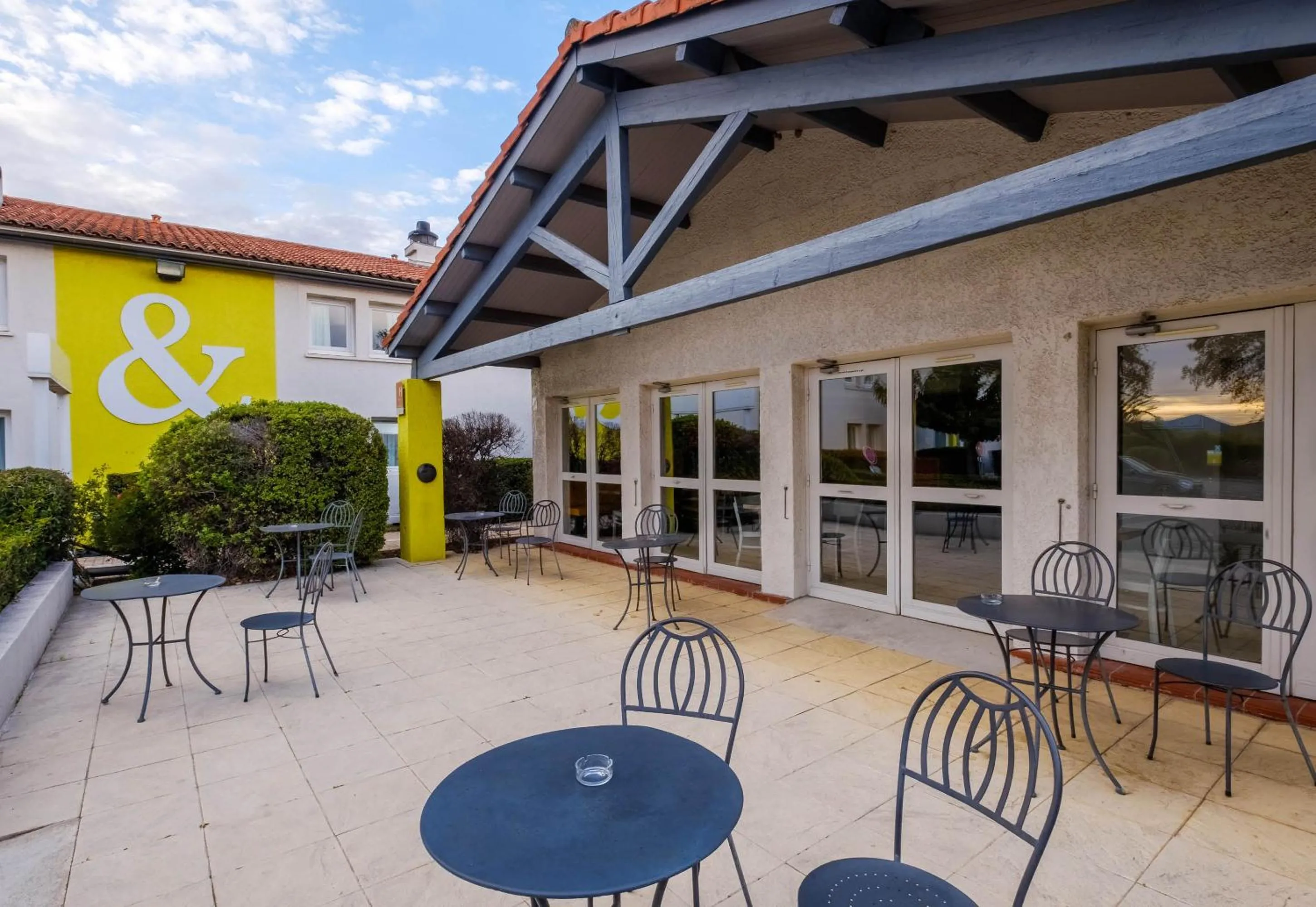 Patio in B&B HOTEL FREJUS Puget-sur-Argens