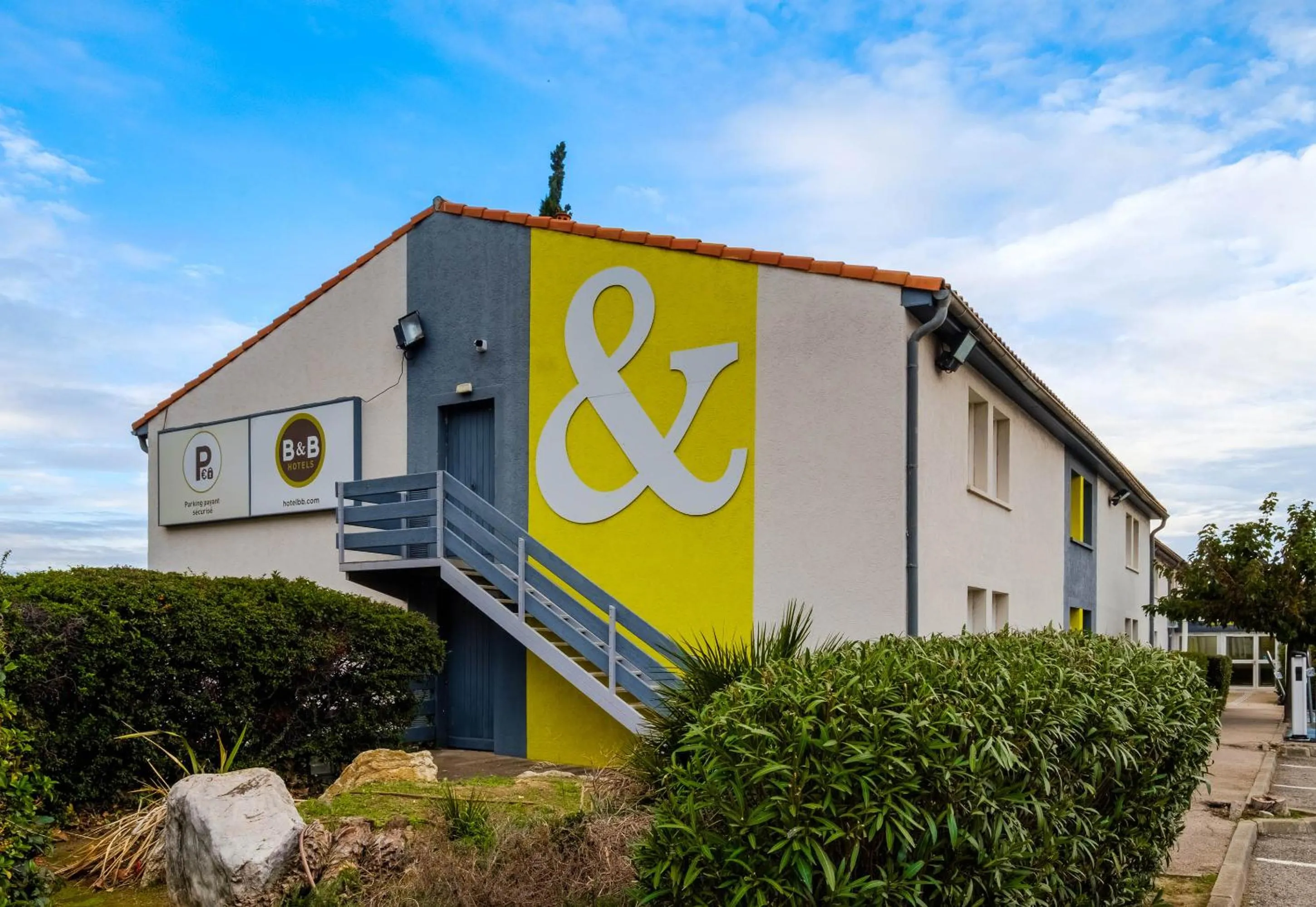 Property building in B&B HOTEL FREJUS Puget-sur-Argens