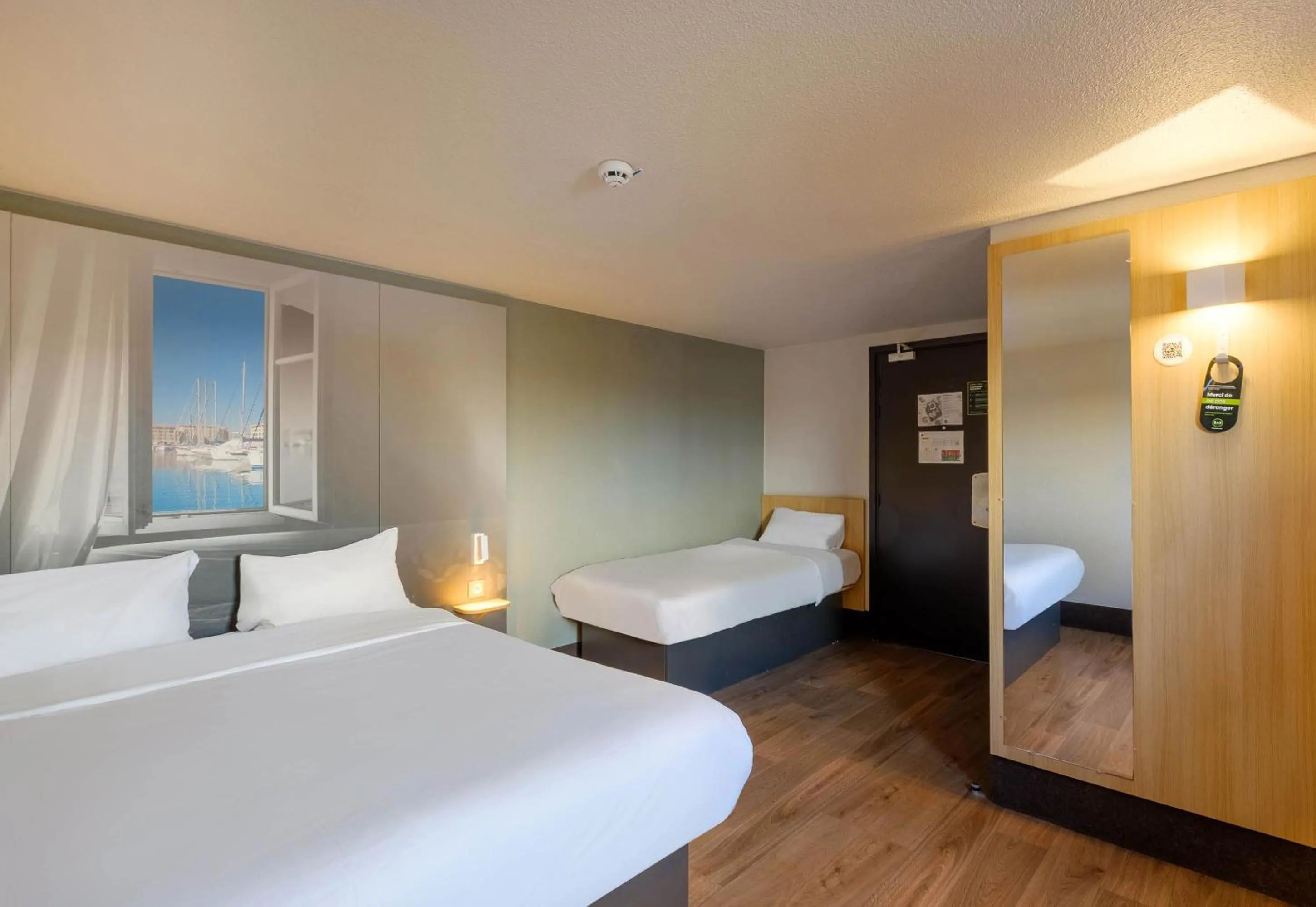 Bedroom, Bed in B&B HOTEL FREJUS Puget-sur-Argens