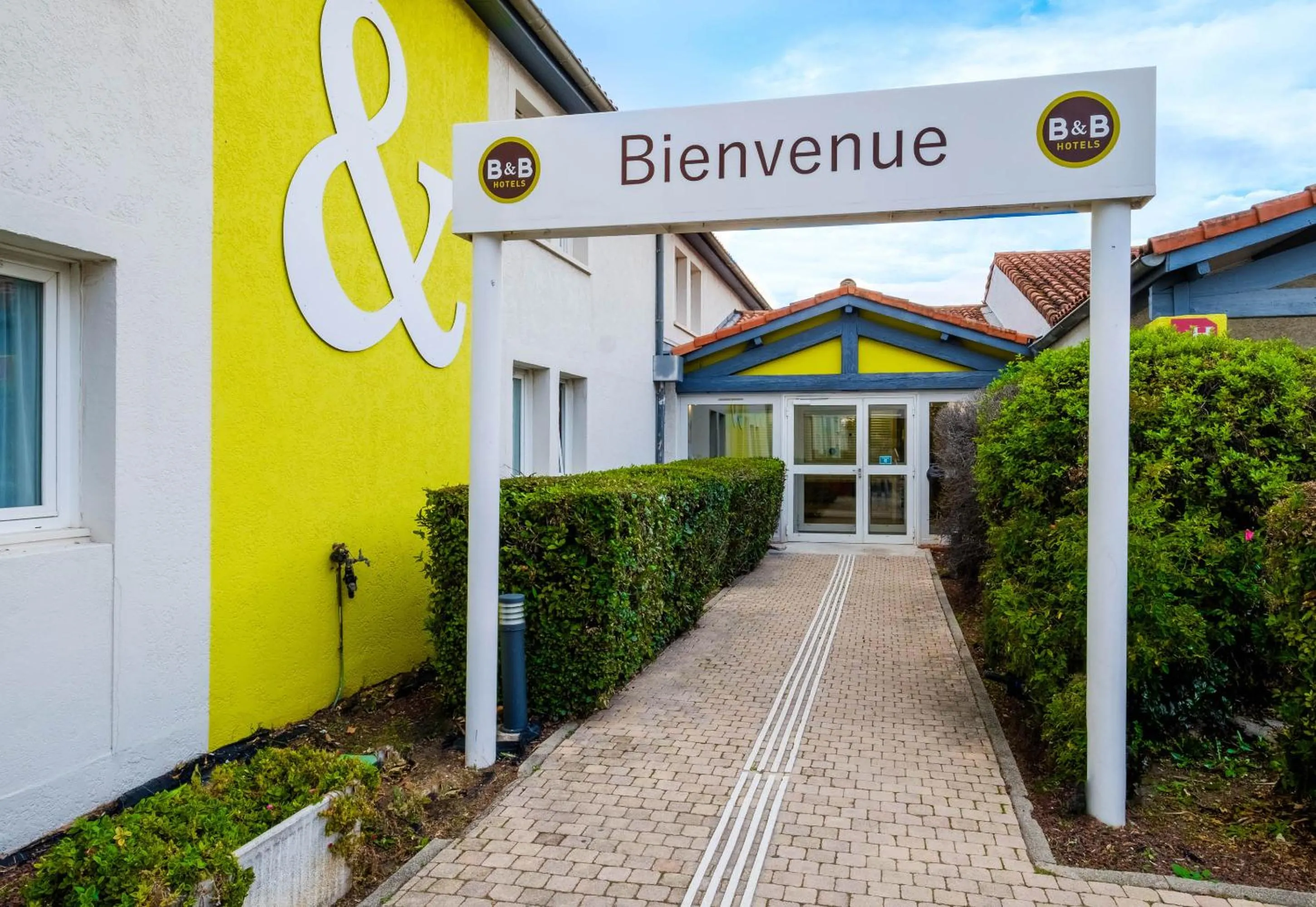 Property building in B&B HOTEL FREJUS Puget-sur-Argens