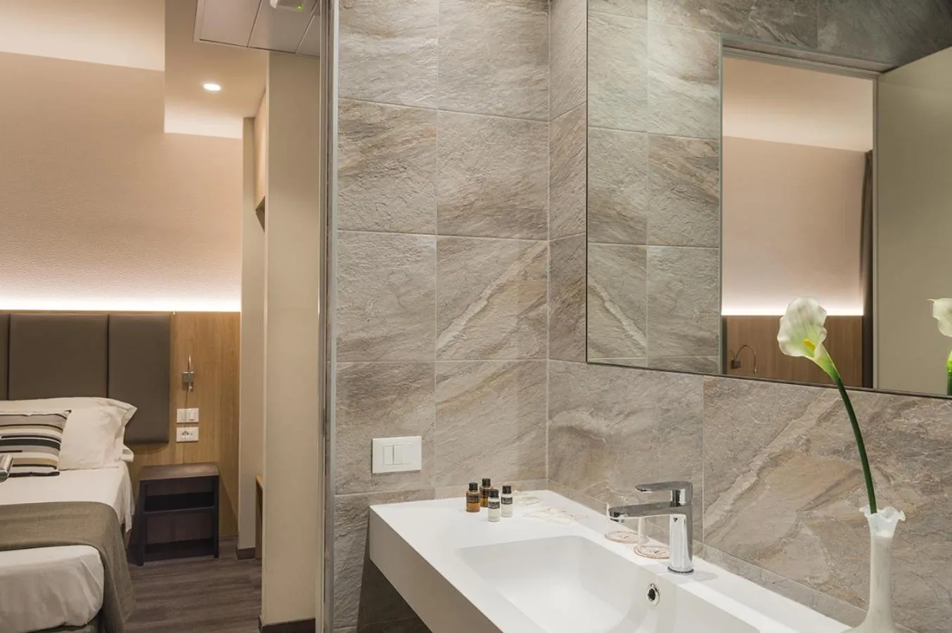 Bathroom, Bed in Hotel Alexander