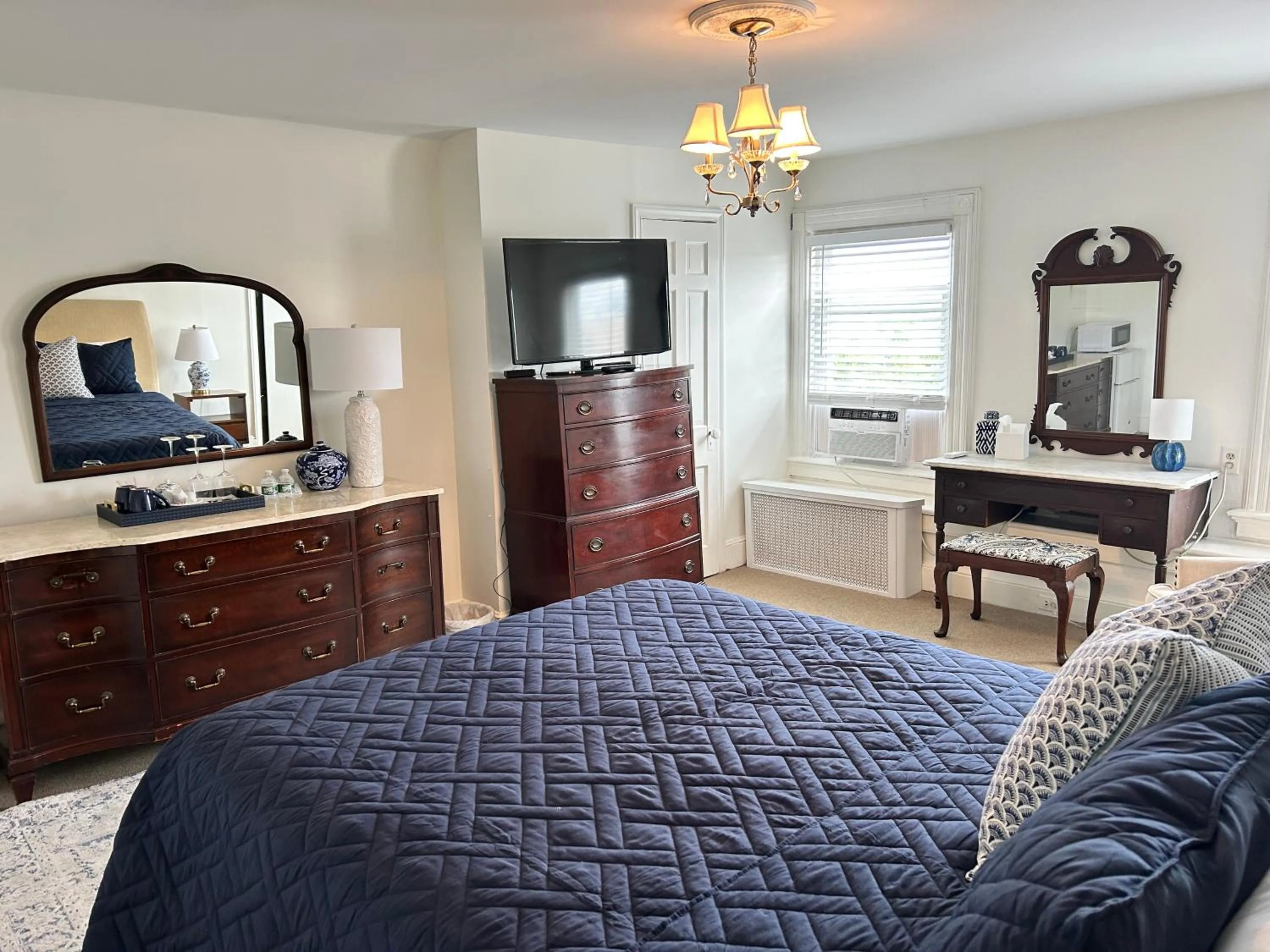Photo of the whole room, Bed in Turkey Hill Inn