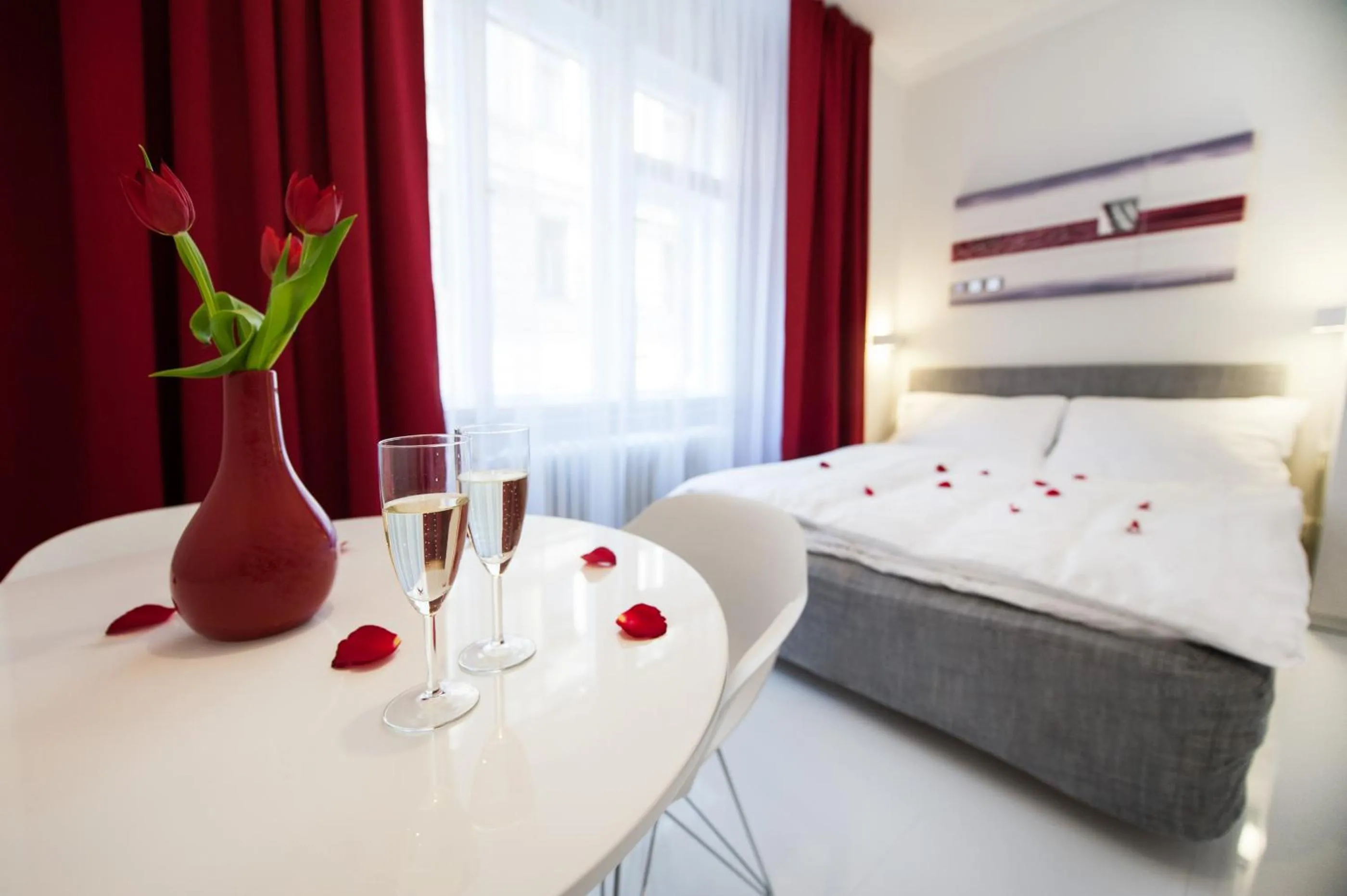 Photo of the whole room, Bed in Honeymoon Ruterra studio