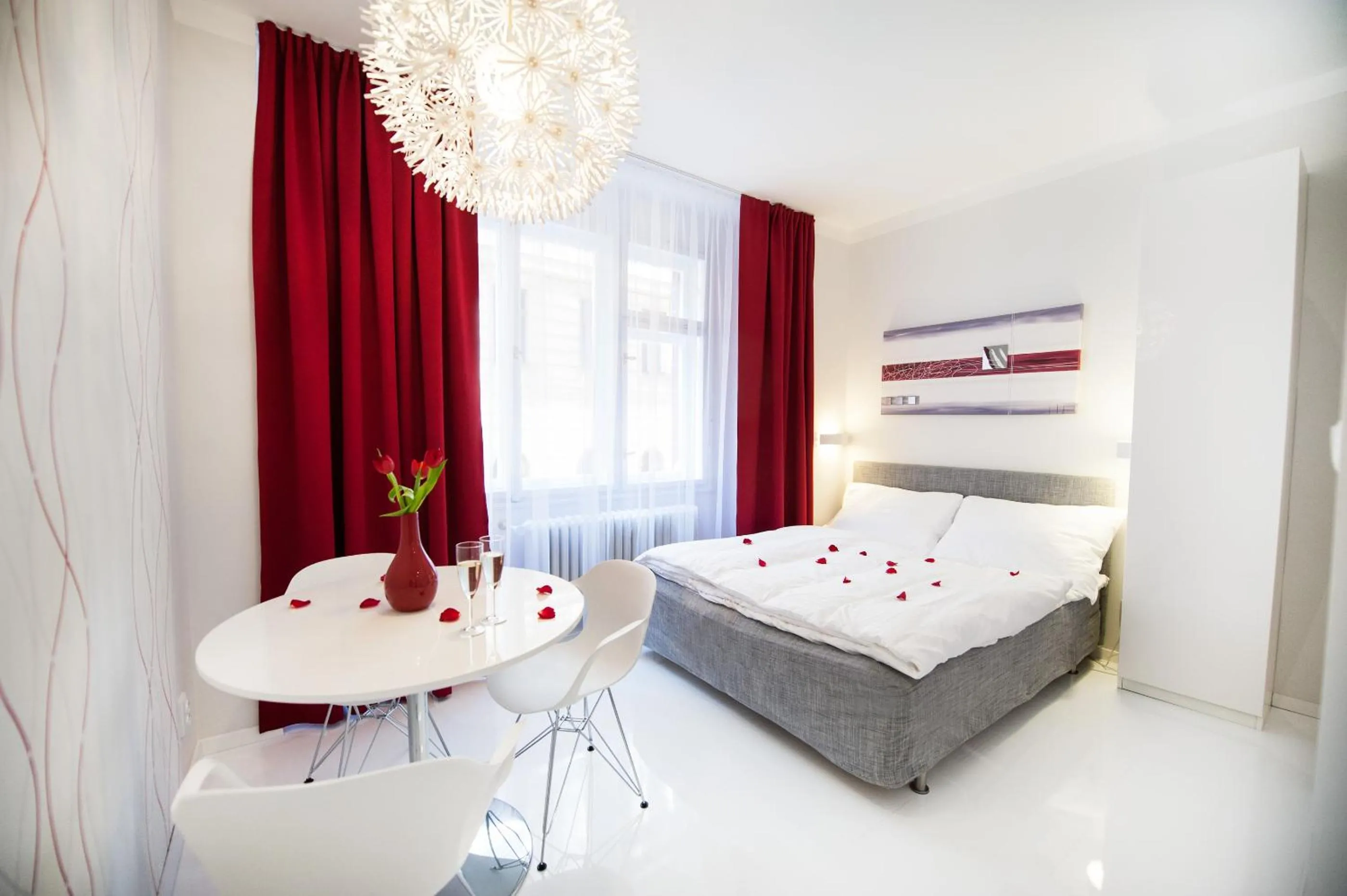 Photo of the whole room, Bed in Honeymoon Ruterra studio