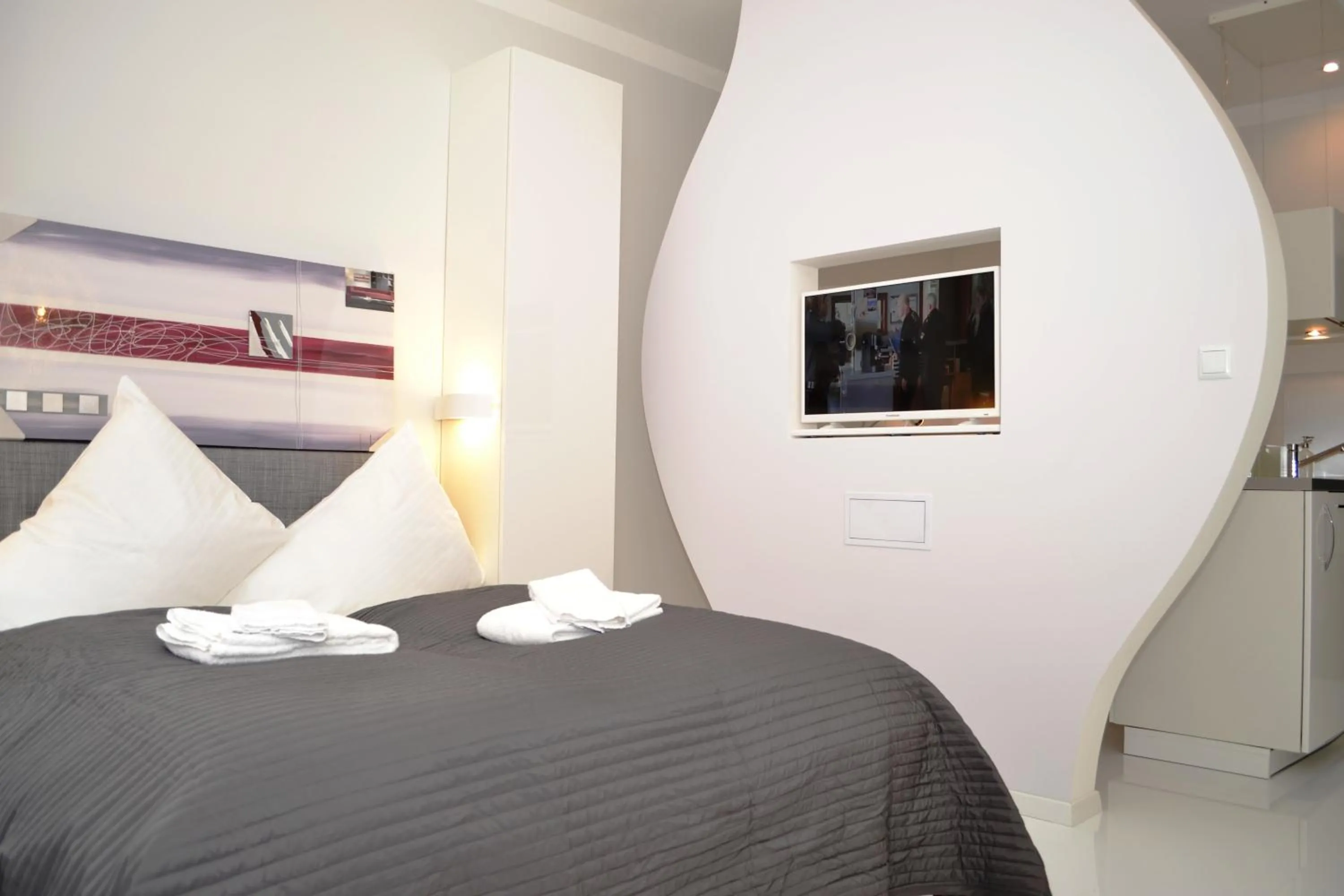 Bed in Honeymoon Ruterra studio