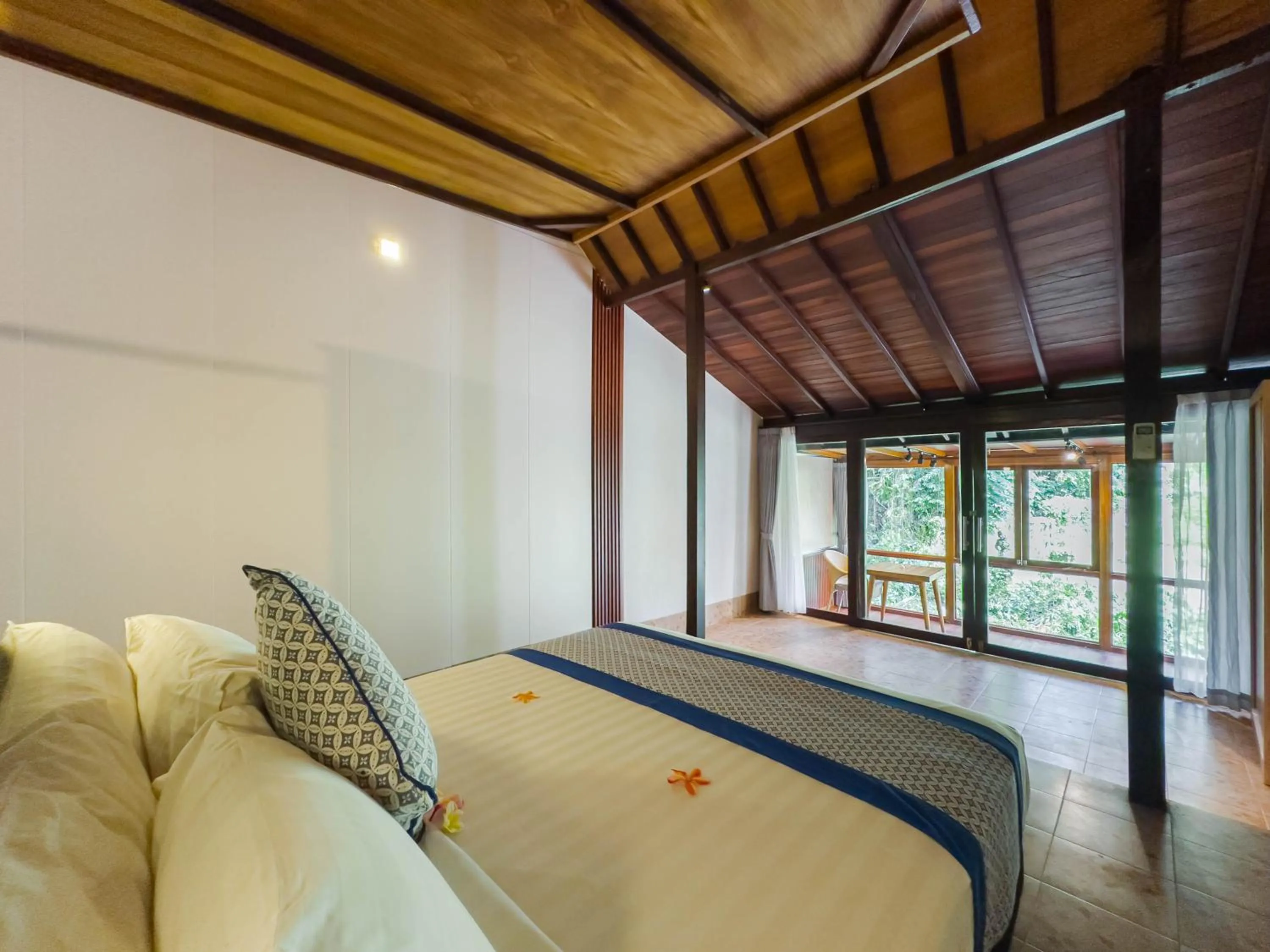 Bedroom, Bed in Ubud Sari Health Resort