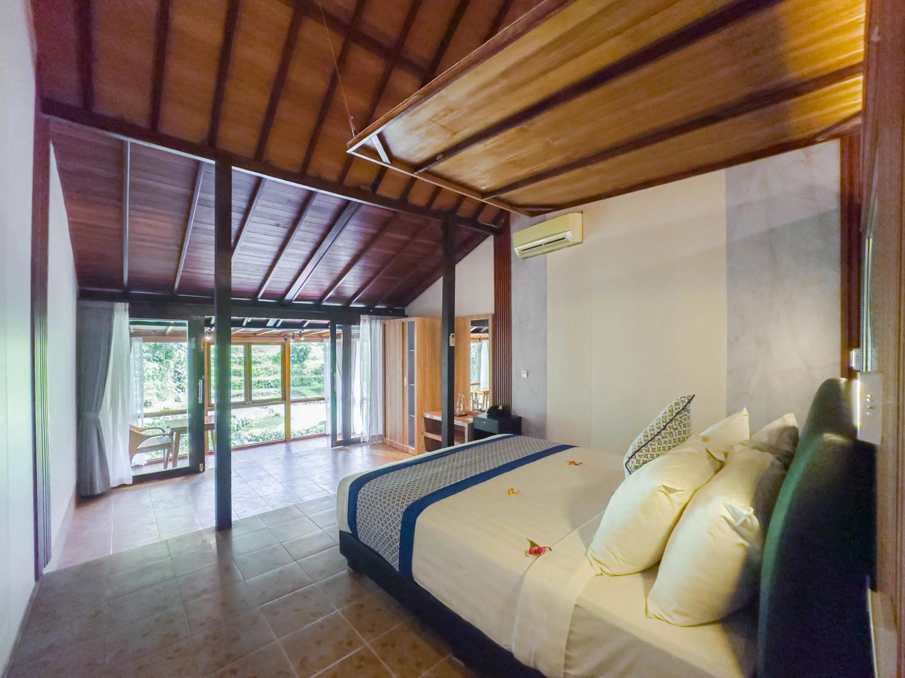 Bedroom, Bed in Ubud Sari Health Resort