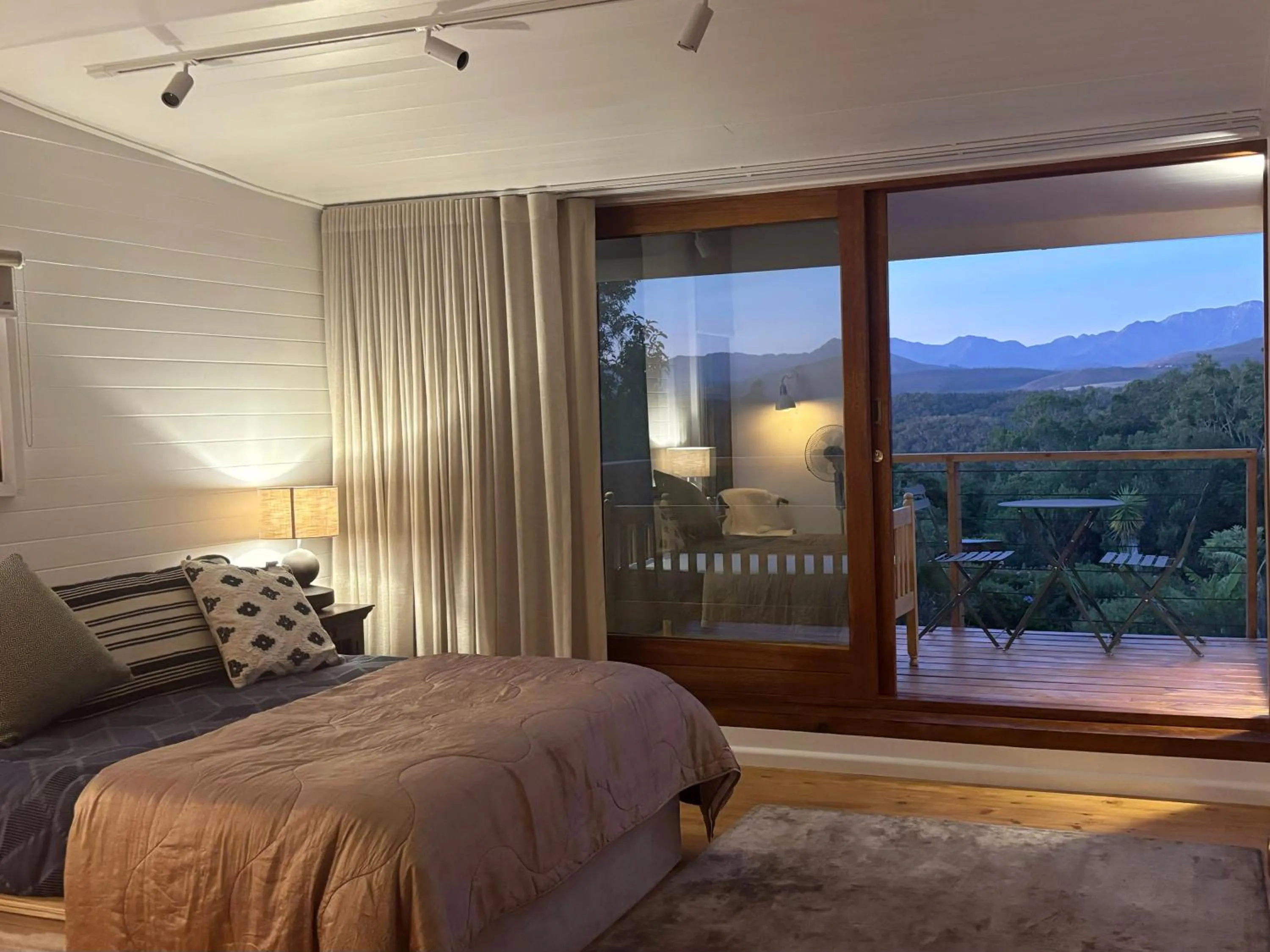 Bedroom, Bed in Moonshine on Whiskey Creek