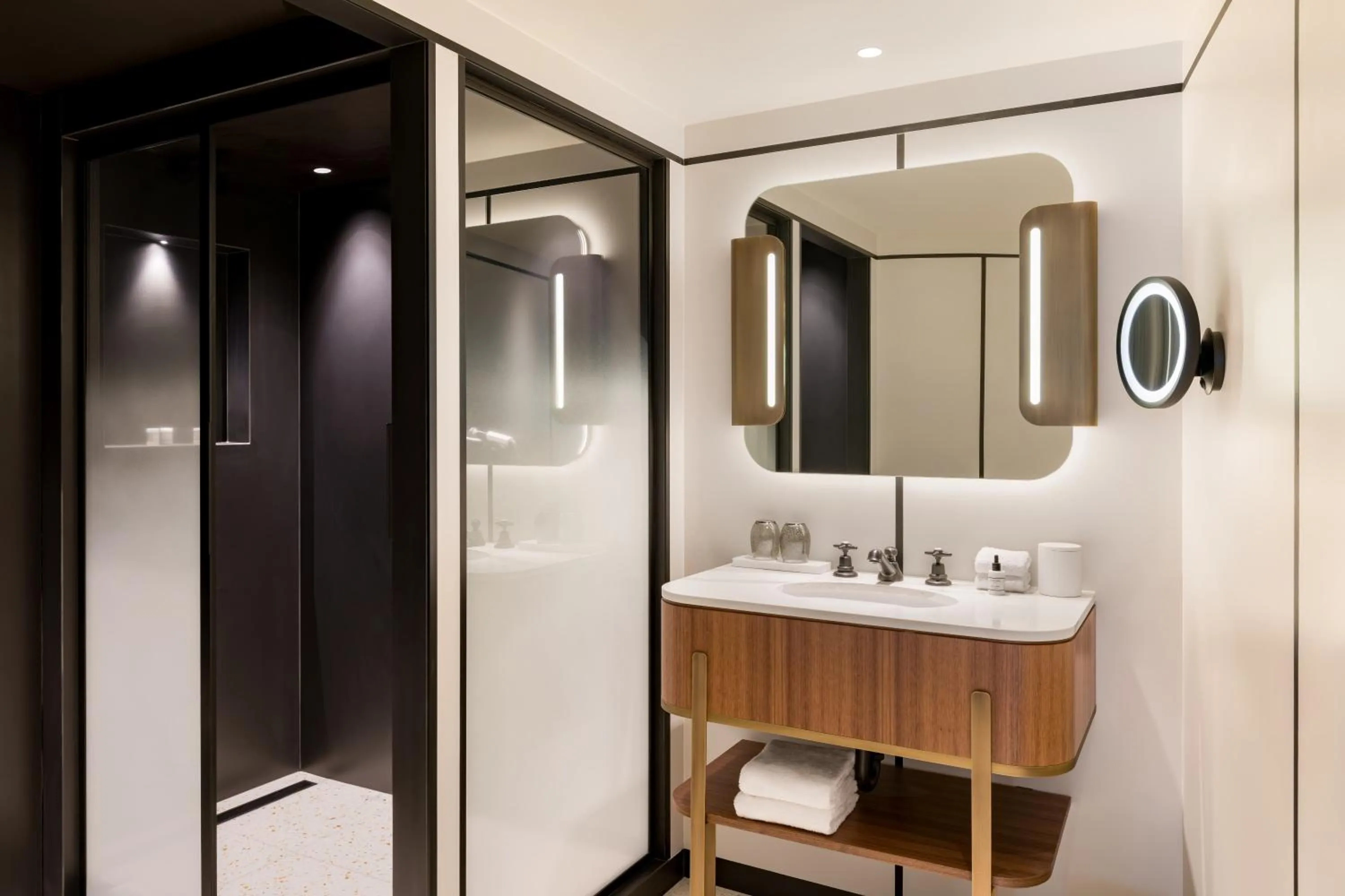 Bathroom in Pavillon Faubourg Saint-Germain & Spa