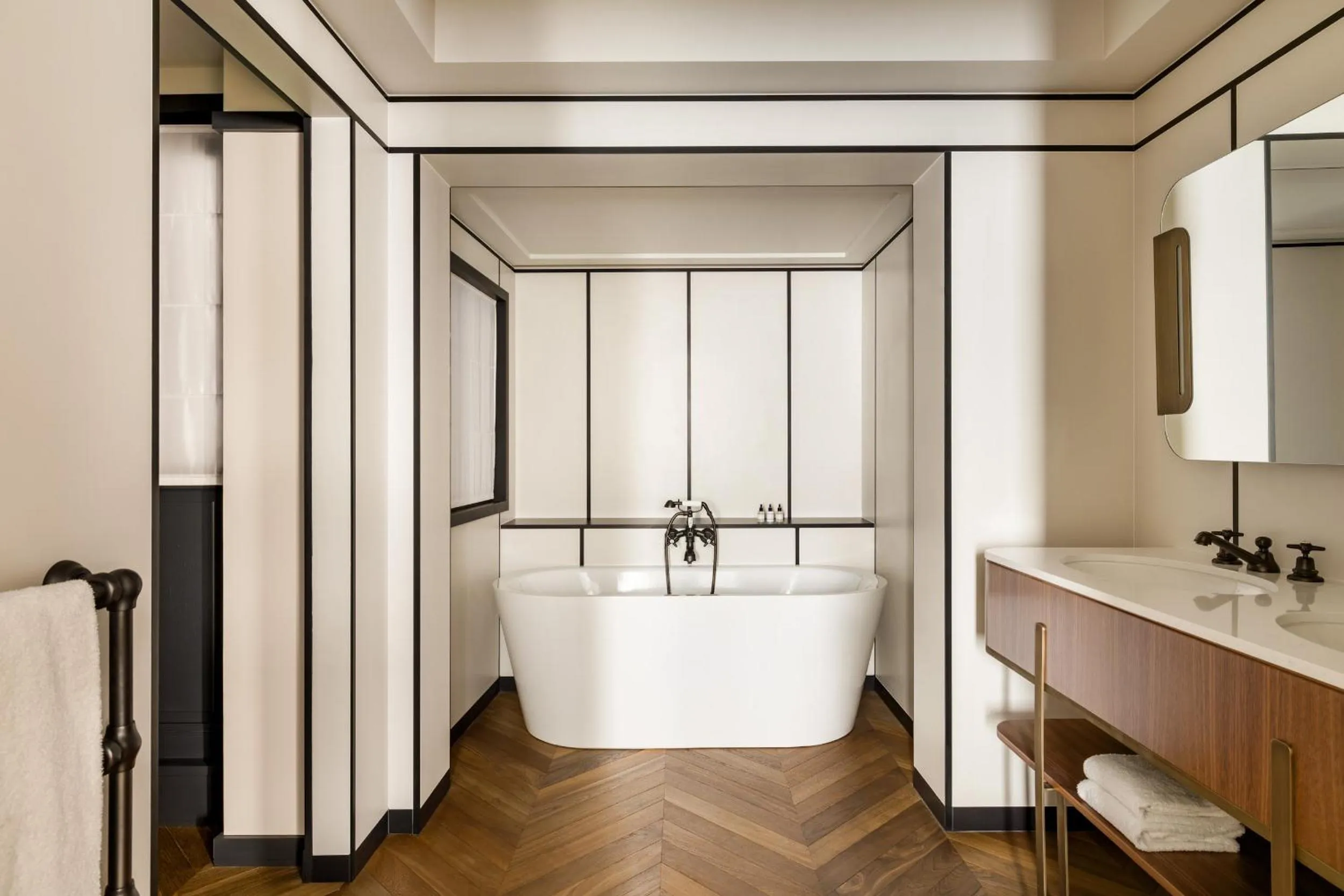 Bathroom in Pavillon Faubourg Saint-Germain & Spa