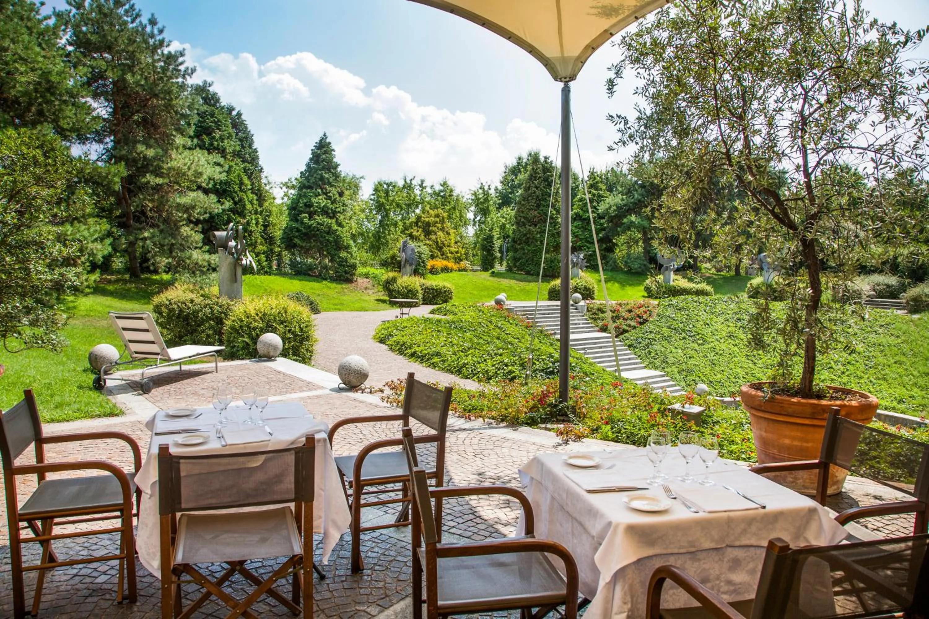 Restaurant/places to eat in Cosmo Residence