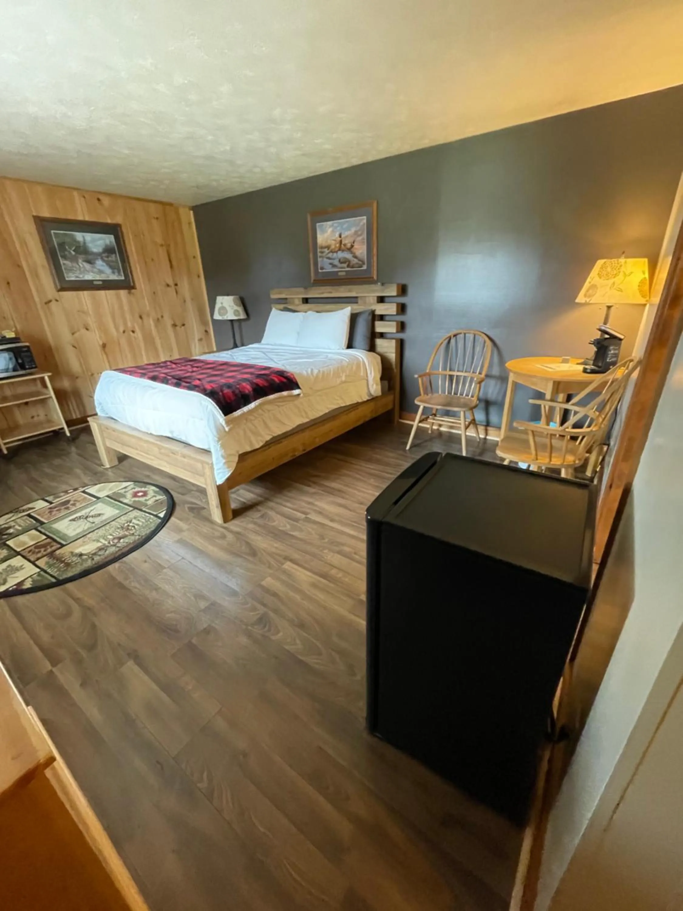 Bed in Spillover Motel and Inn