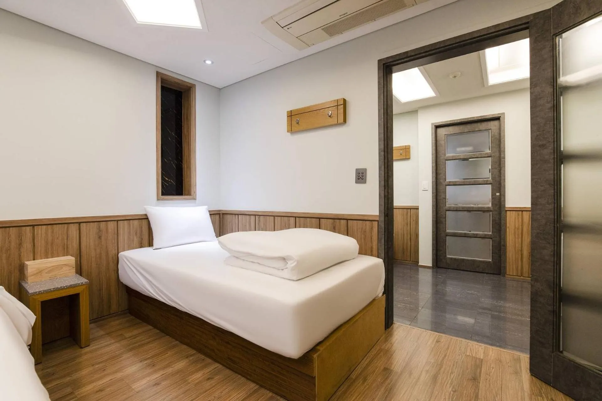 Bedroom, Bed in Yeongdeungpo Komodo Hotel