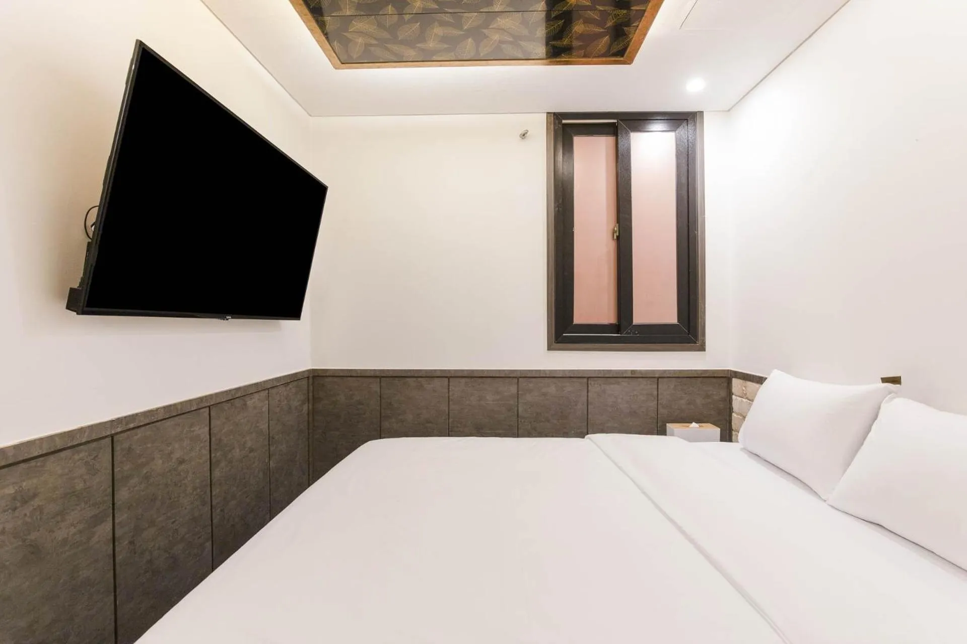 Photo of the whole room, Bed in Yeongdeungpo Komodo Hotel