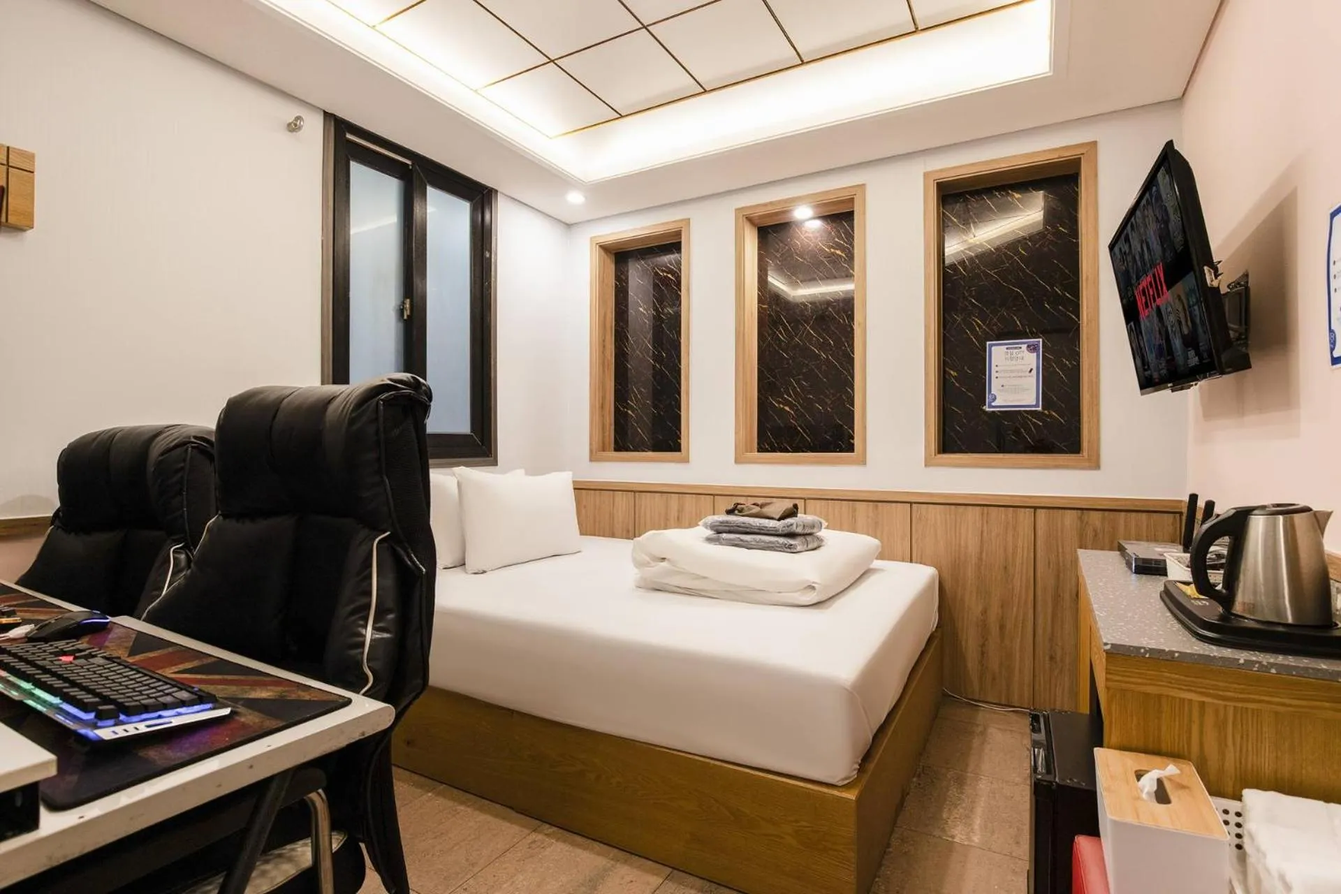 Photo of the whole room, Bed in Yeongdeungpo Komodo Hotel