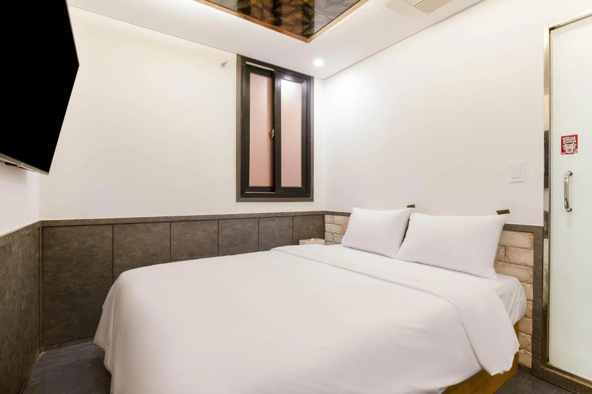 Photo of the whole room, Bed in Yeongdeungpo Komodo Hotel