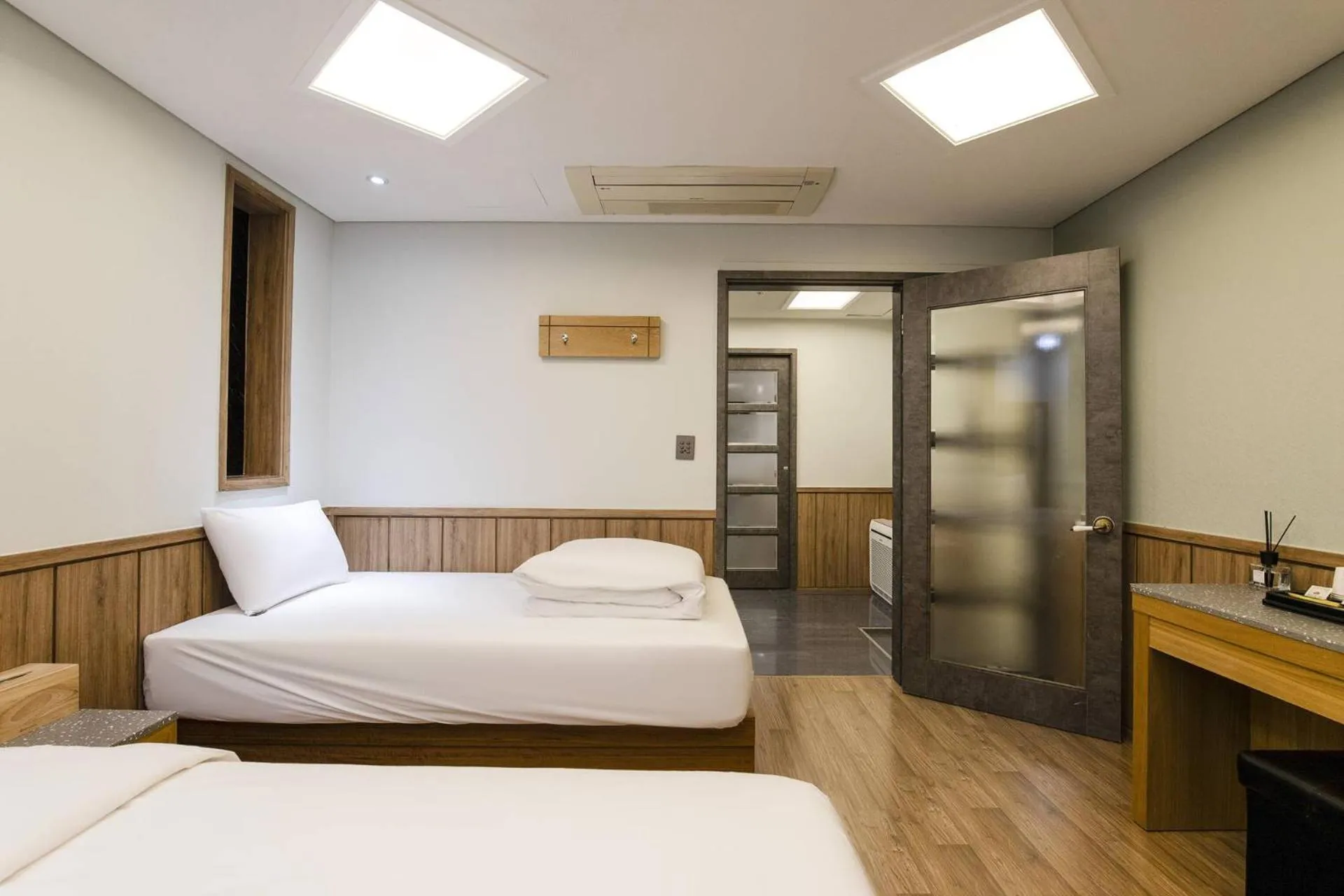 Bedroom, Bed in Yeongdeungpo Komodo Hotel