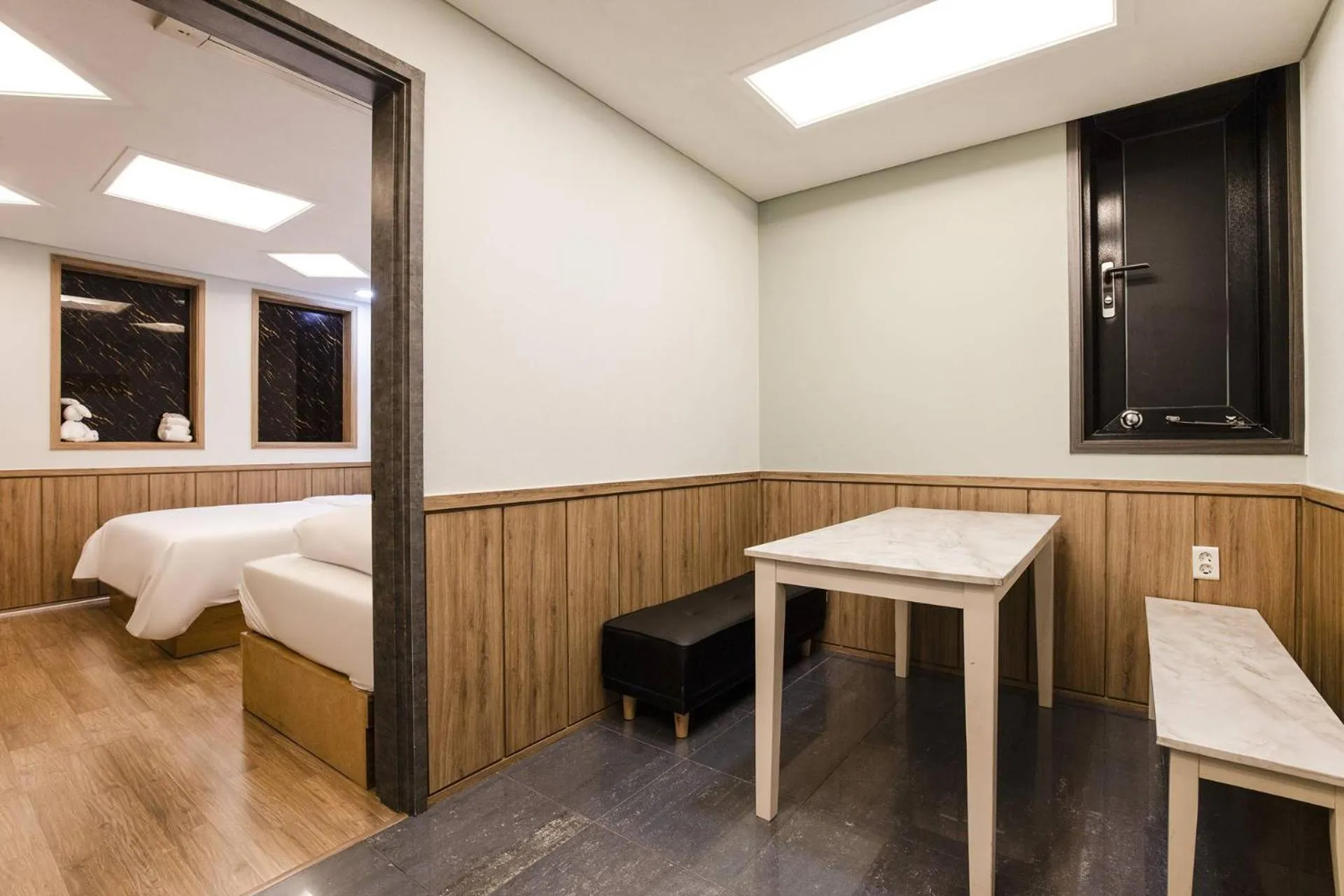 Photo of the whole room, Bed in Yeongdeungpo Komodo Hotel