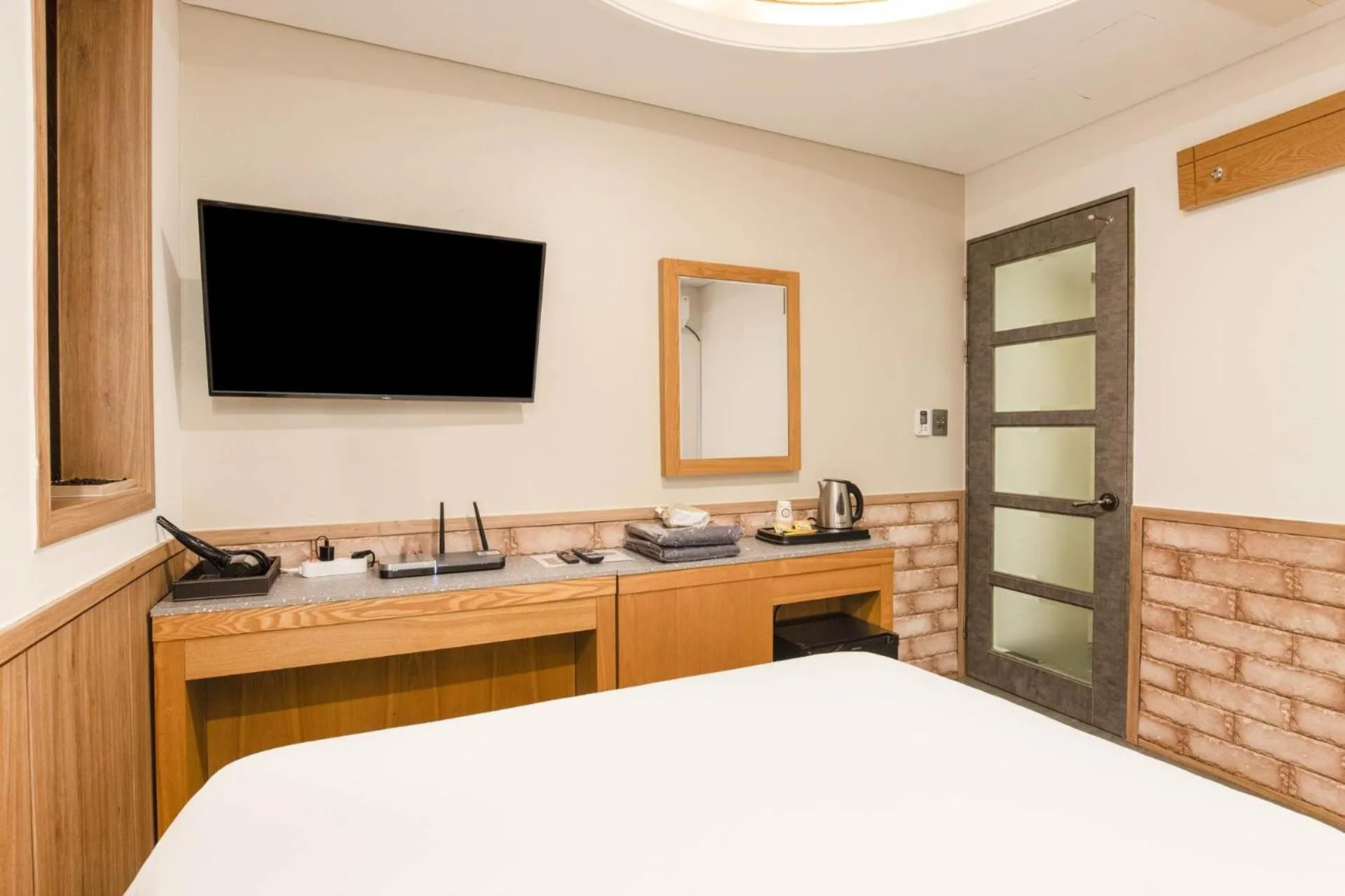 Photo of the whole room, Bed in Yeongdeungpo Komodo Hotel