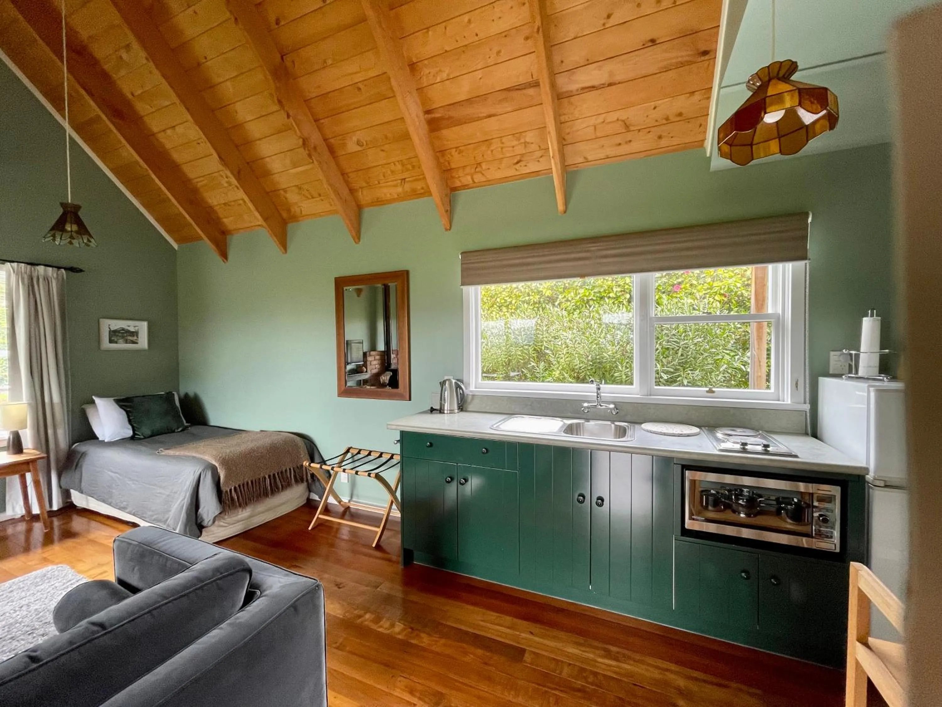 kitchen, Bed in St Leonards Vineyard Cottages
