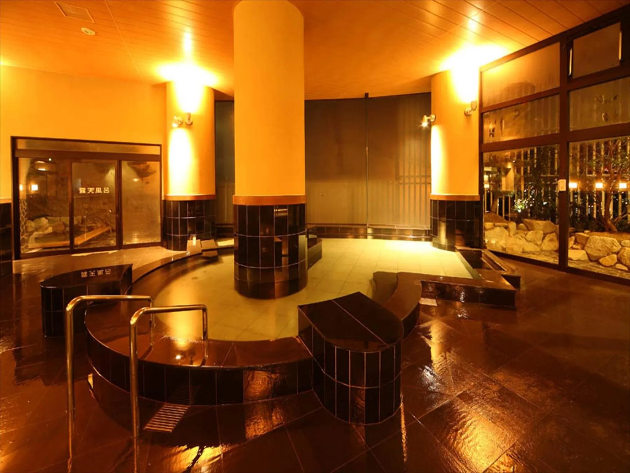 Public Bath in Hotel Amandi