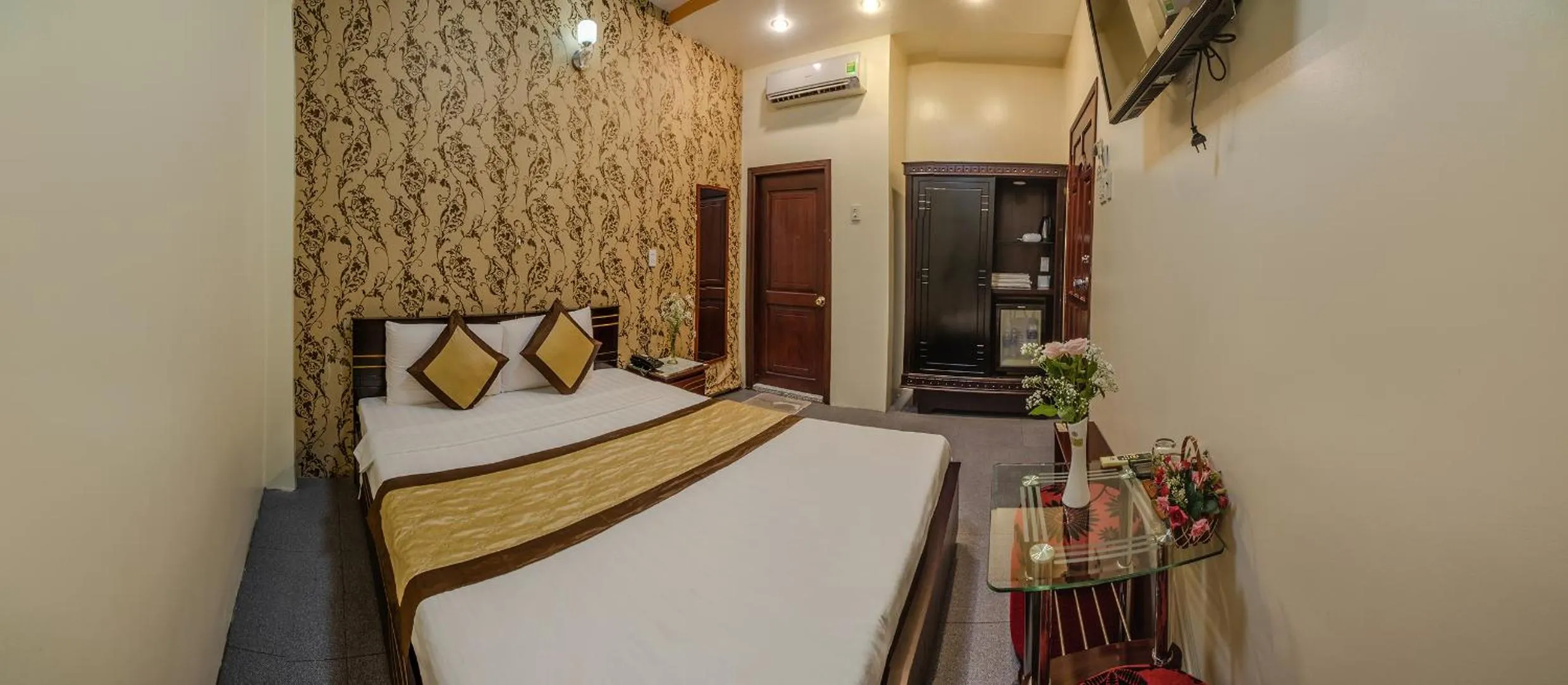 Photo of the whole room, Bed in Dong Bao Hotel