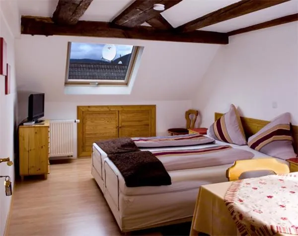 Property building, Bed in Gasthaus Korfu