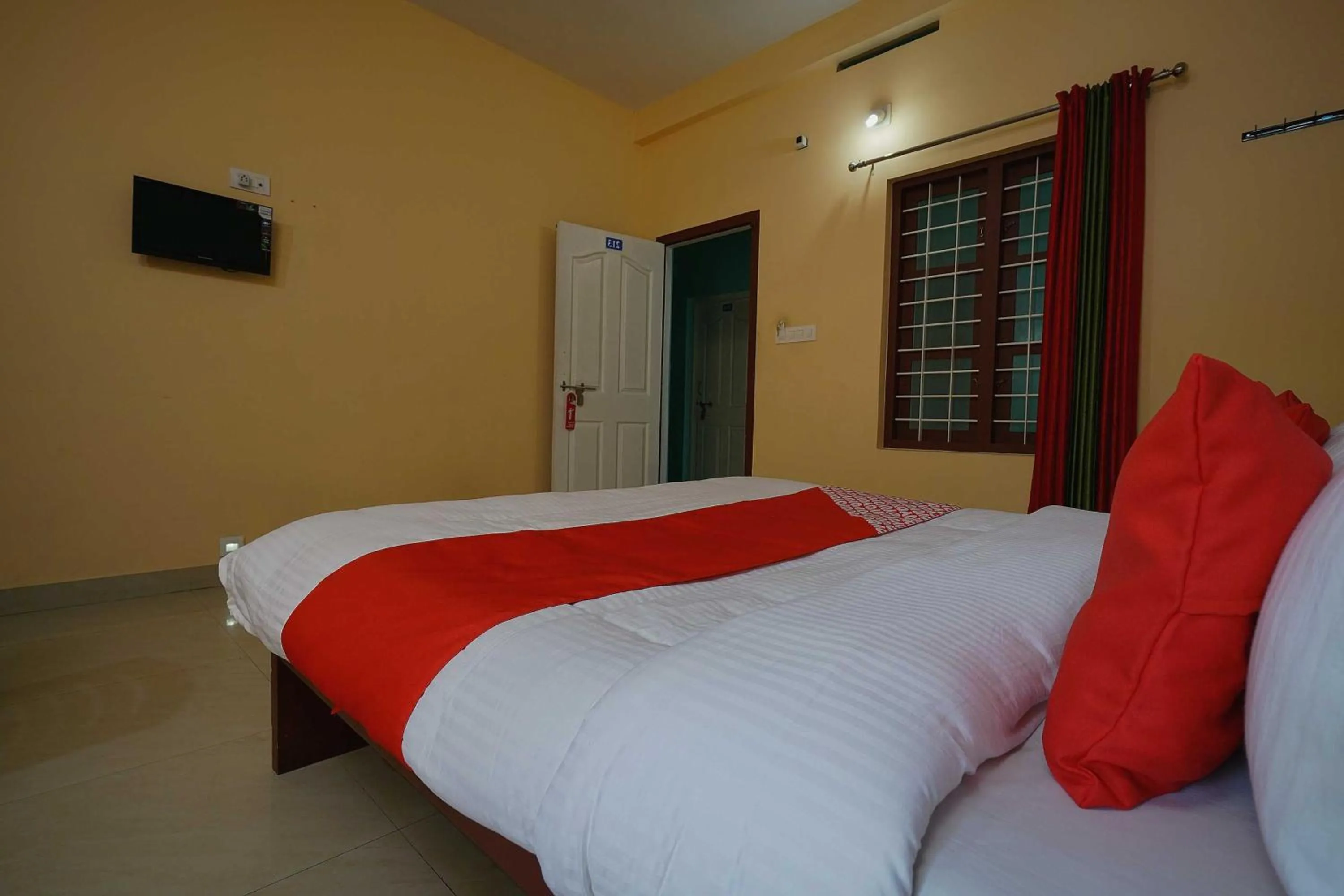 Facade/entrance, Bed in Hotel O Greenland