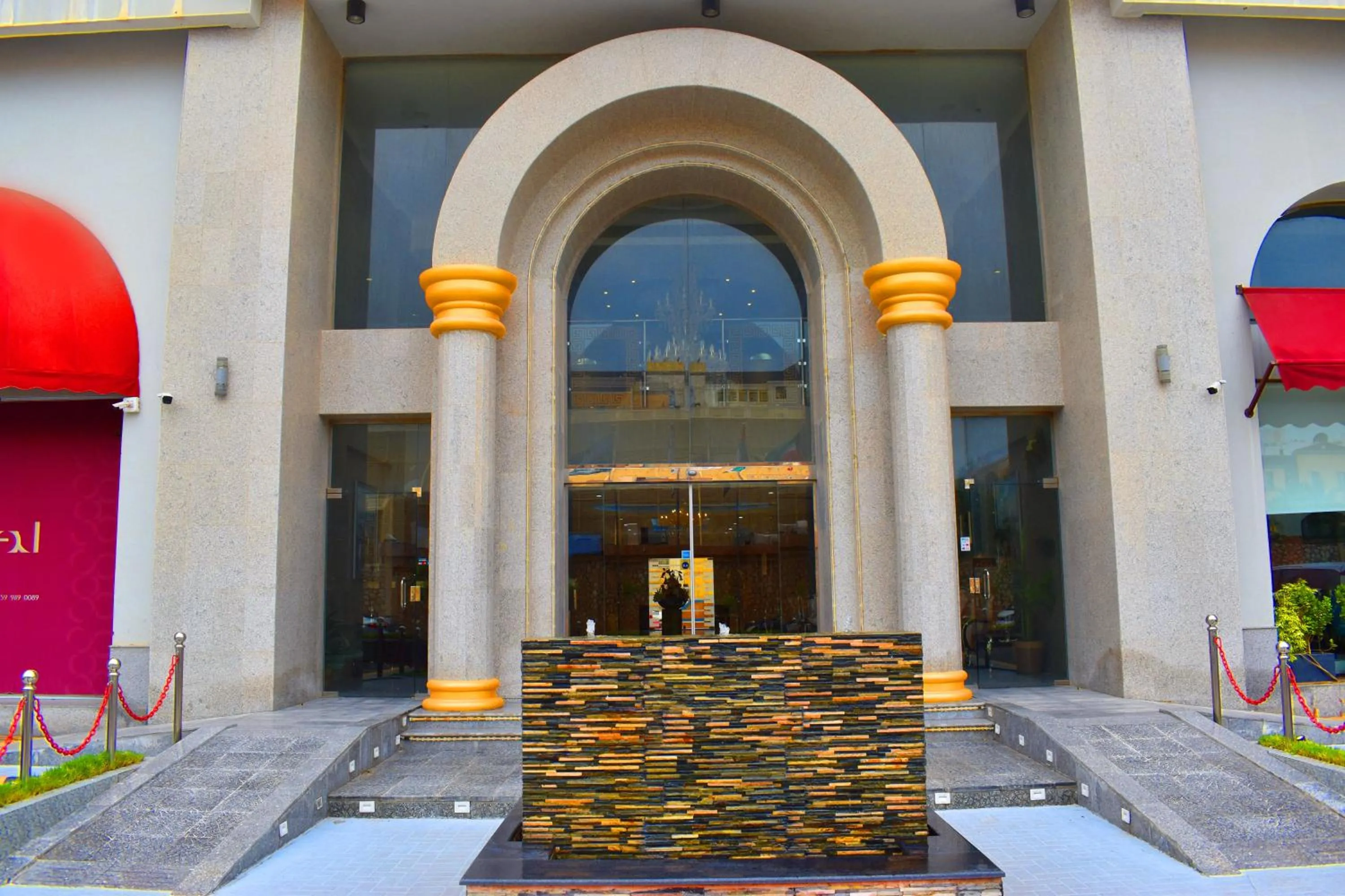 Facade/entrance in One to One