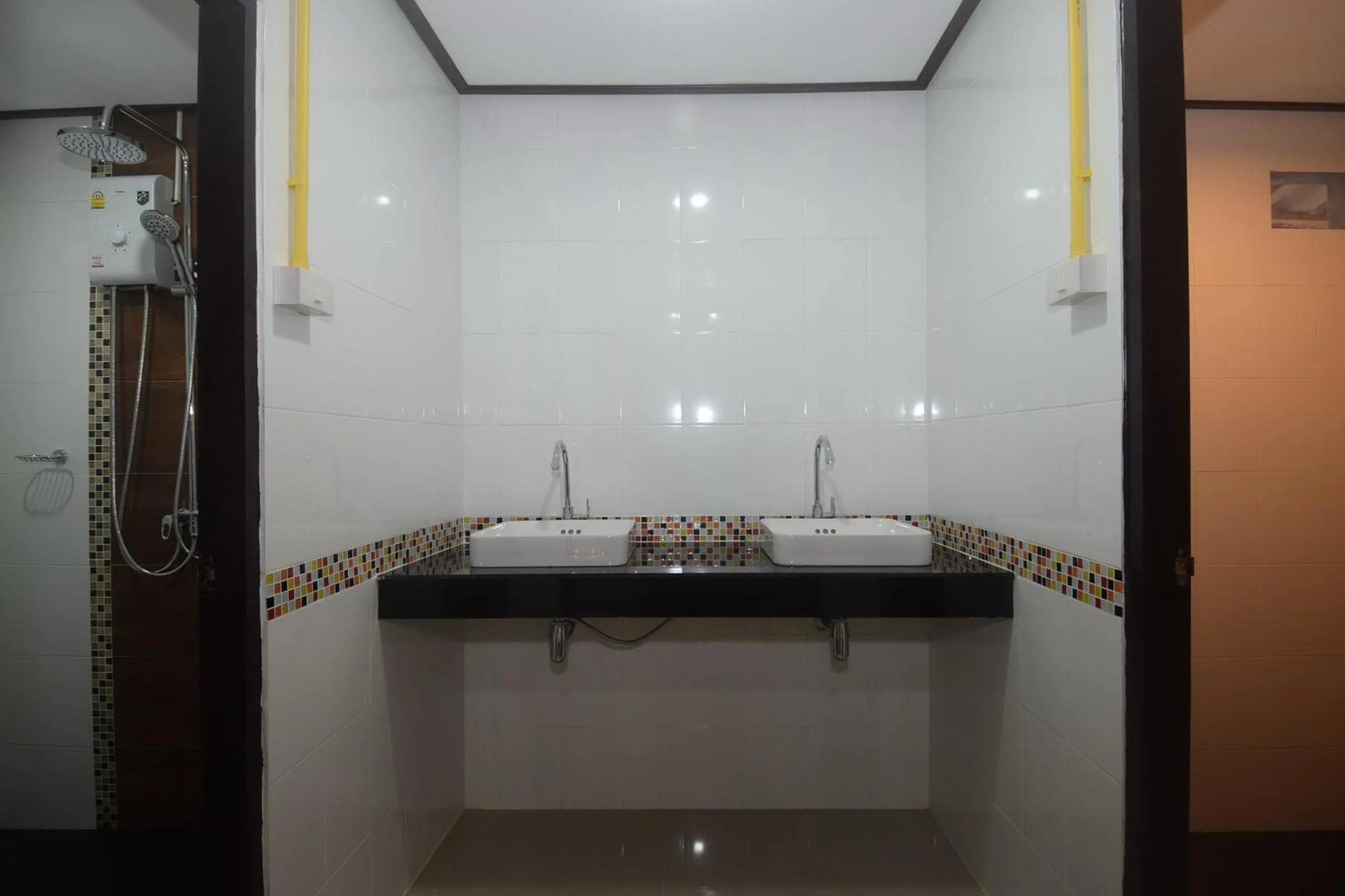 Bathroom in Lanta Long Beach Hostel