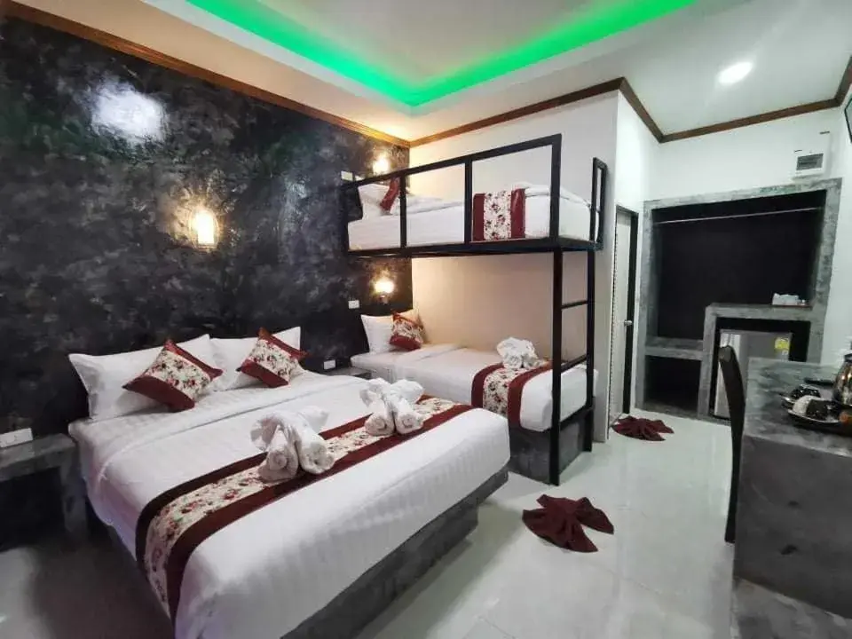 Deluxe Family Suite in Lanta Long Beach Hostel Deluxe Family Suite in Lanta Long Beach Hostel