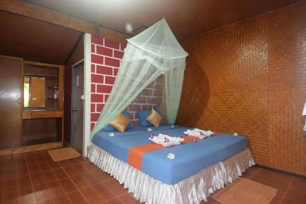 Bed in Lanta Long Beach Hostel