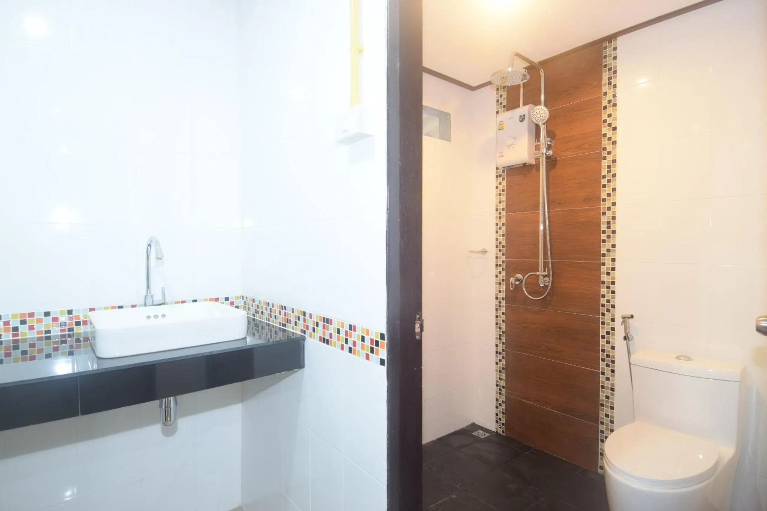 Bathroom in Lanta Long Beach Hostel